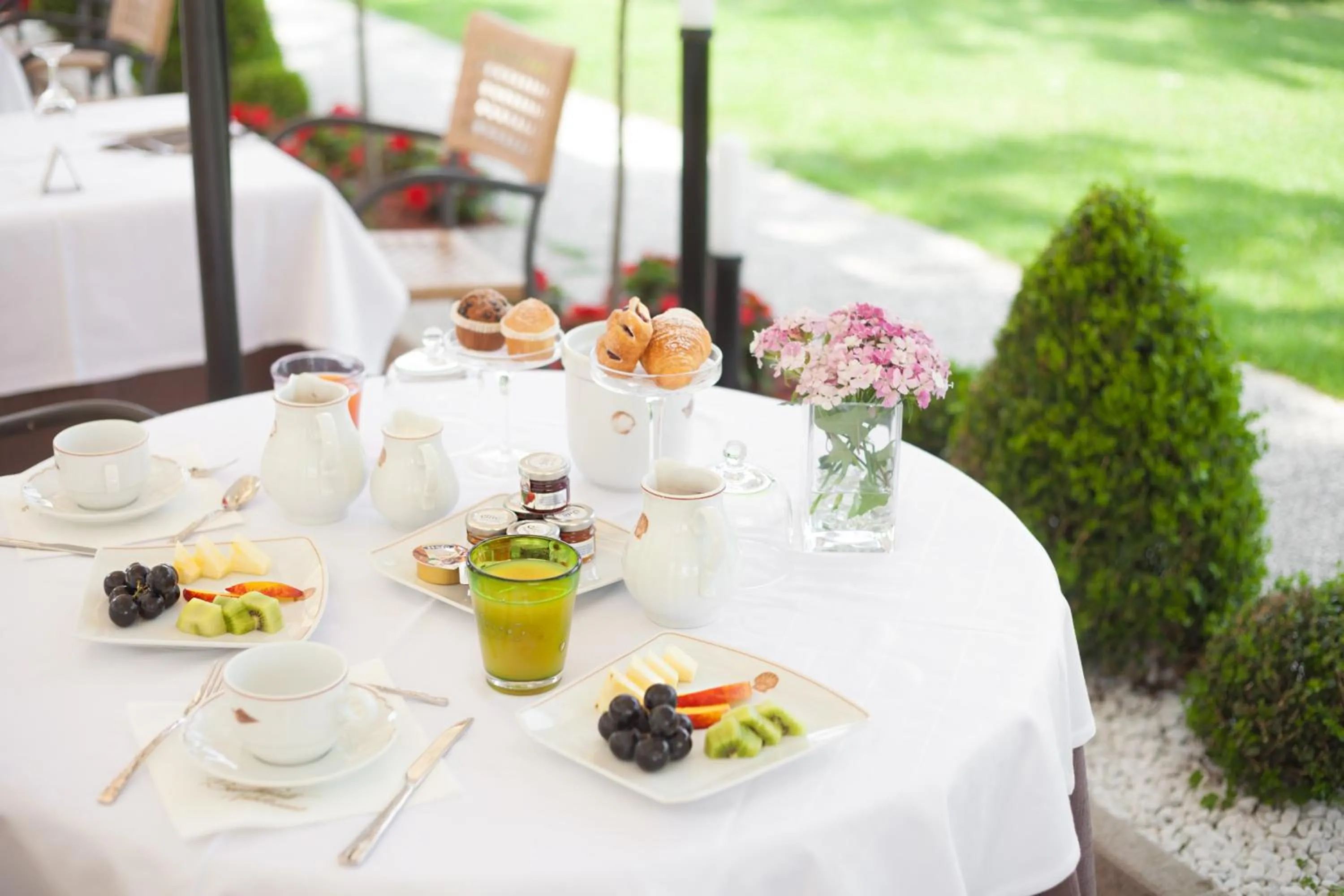 Restaurant/places to eat in Hotel Elite