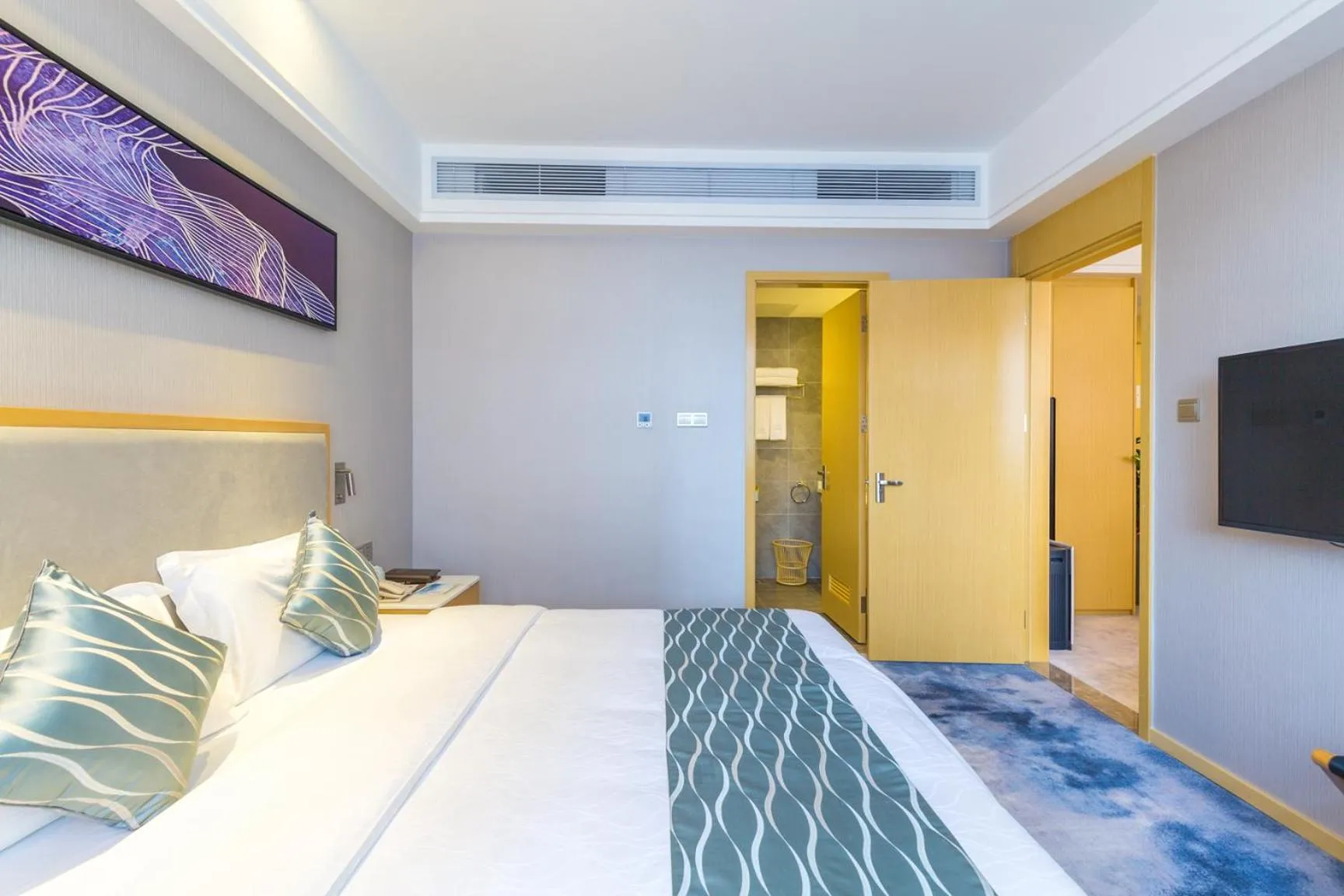 Bed in Guangzhou Seaman Hotel