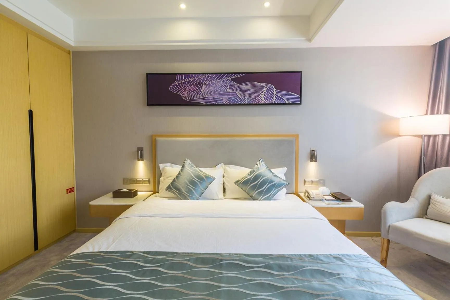 Bed in Guangzhou Seaman Hotel