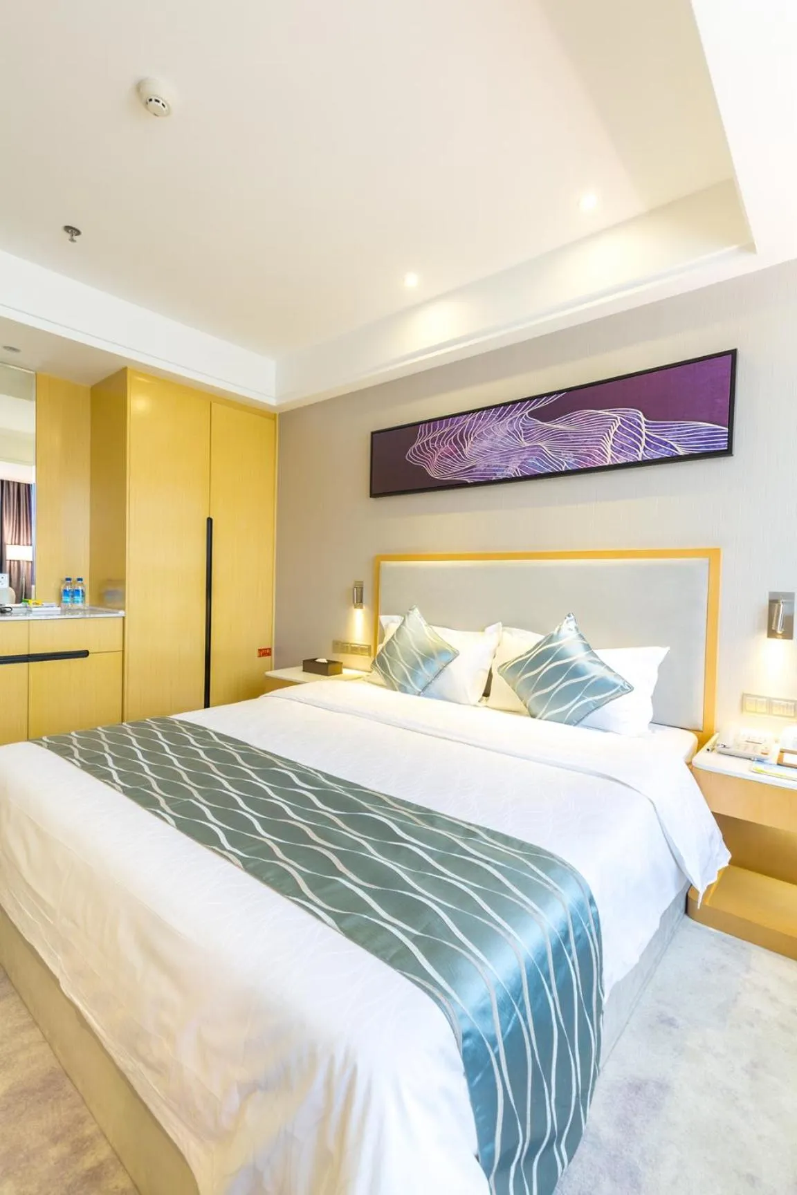 Bed in Guangzhou Seaman Hotel