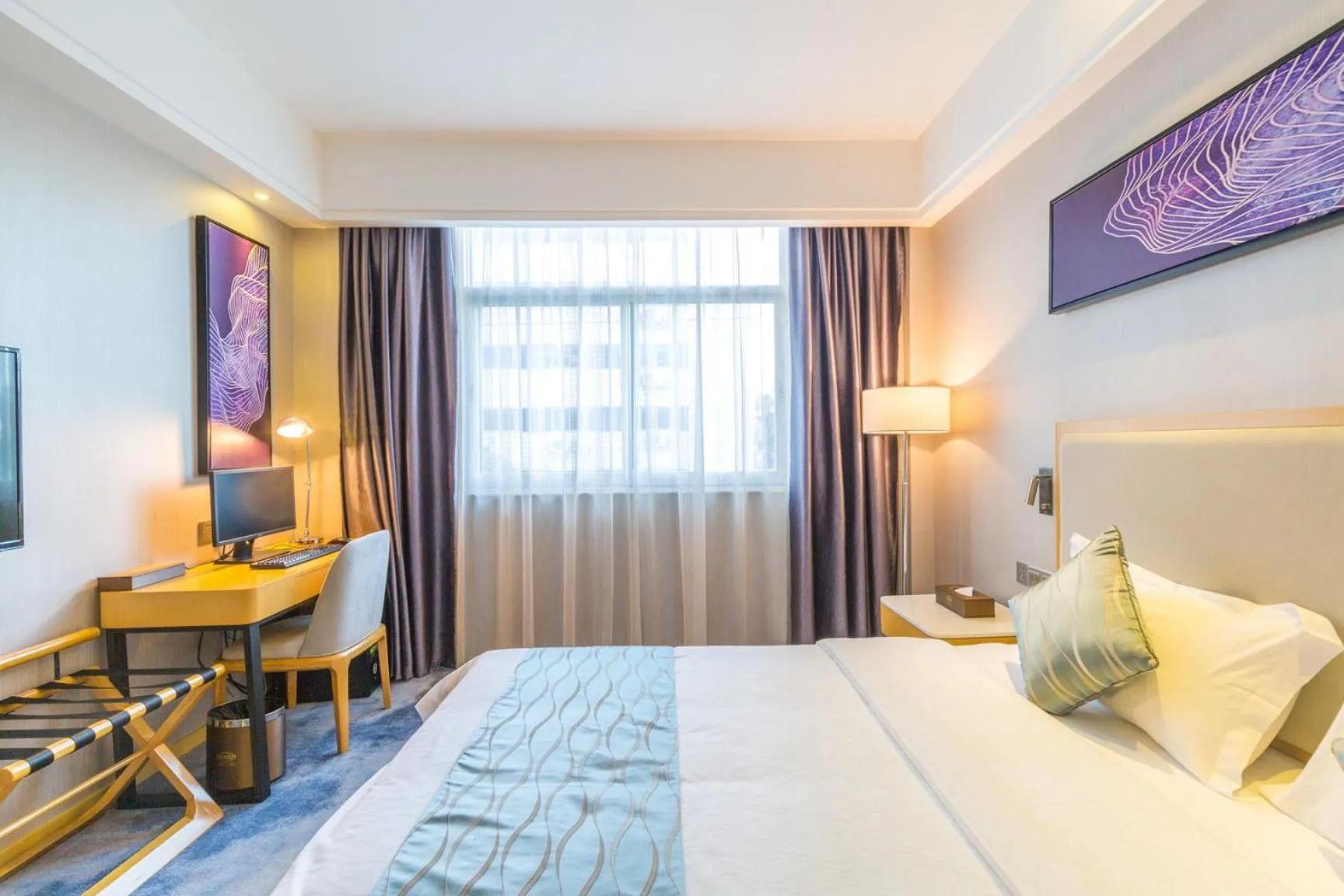 Photo of the whole room, Bed in Guangzhou Seaman Hotel