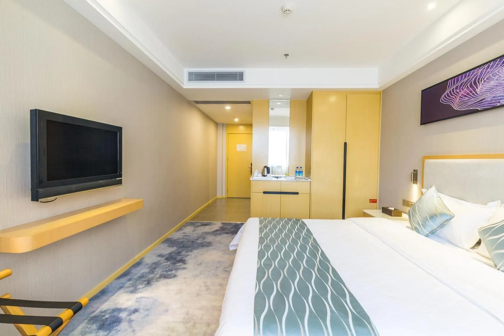 Photo of the whole room, Bed in Guangzhou Seaman Hotel