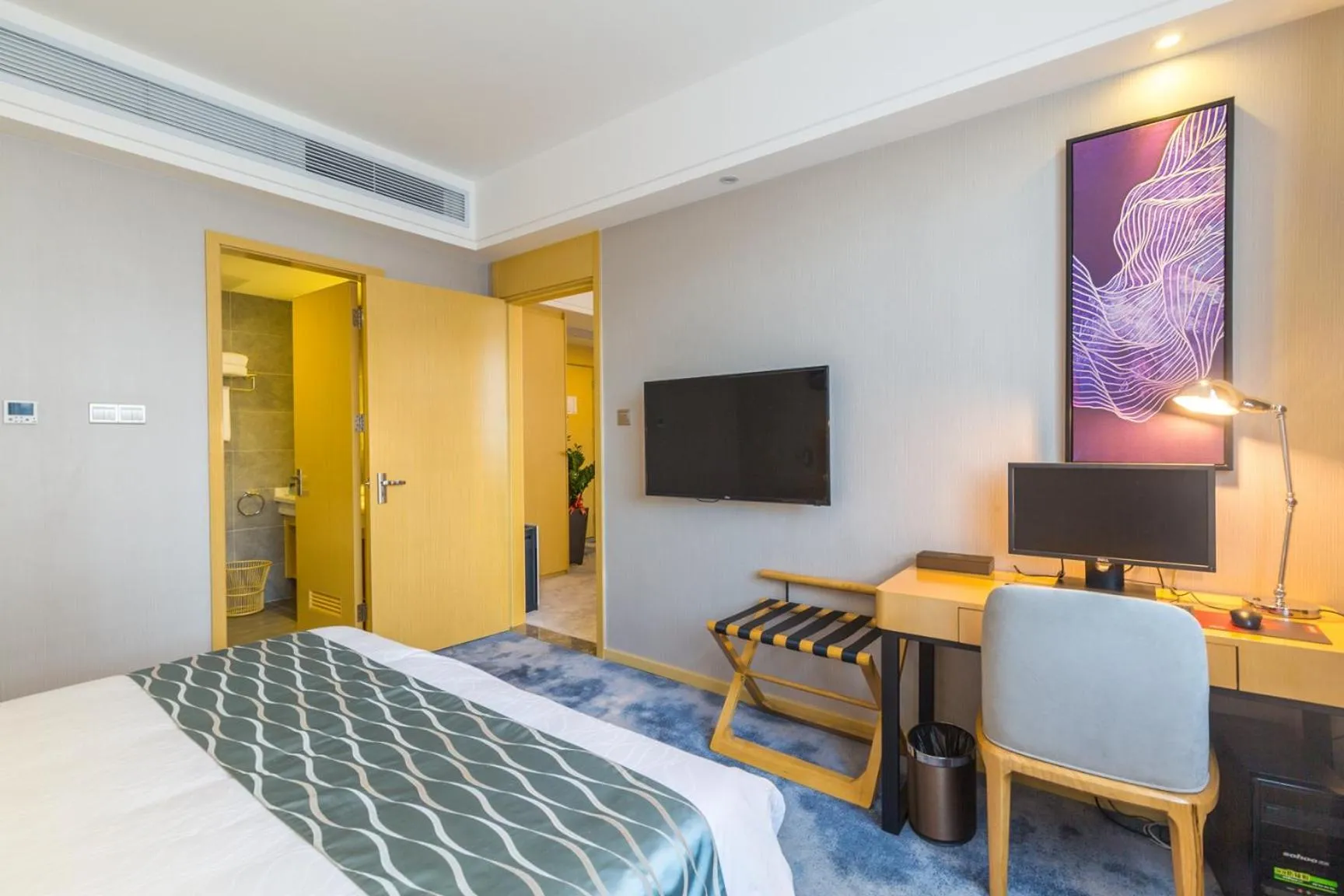 TV and multimedia, Bed in Guangzhou Seaman Hotel