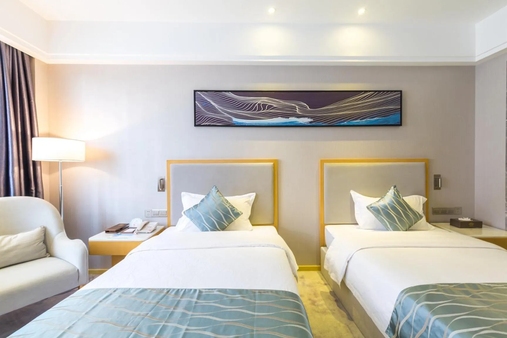 Bed in Guangzhou Seaman Hotel