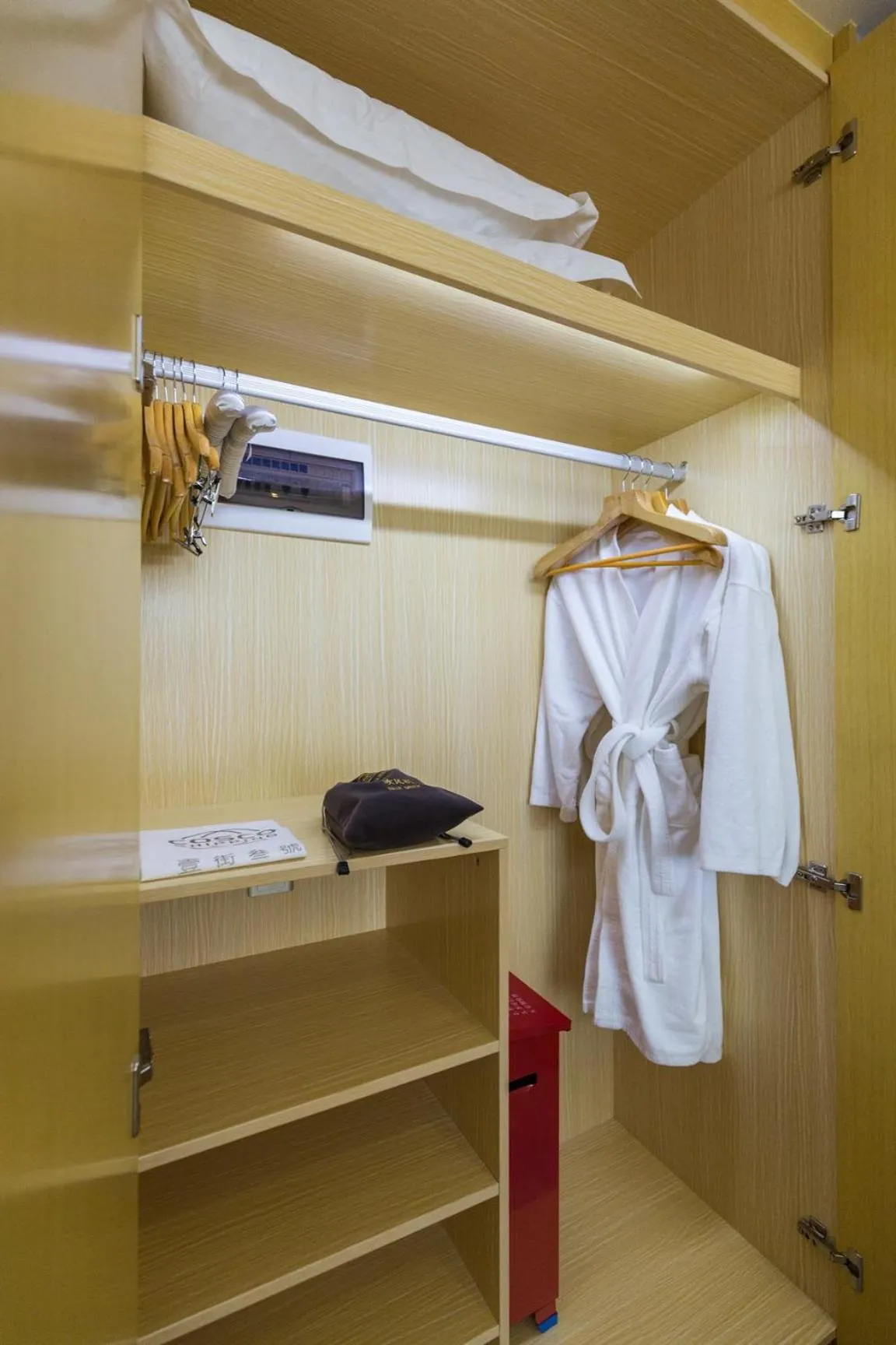 wardrobe in Guangzhou Seaman Hotel