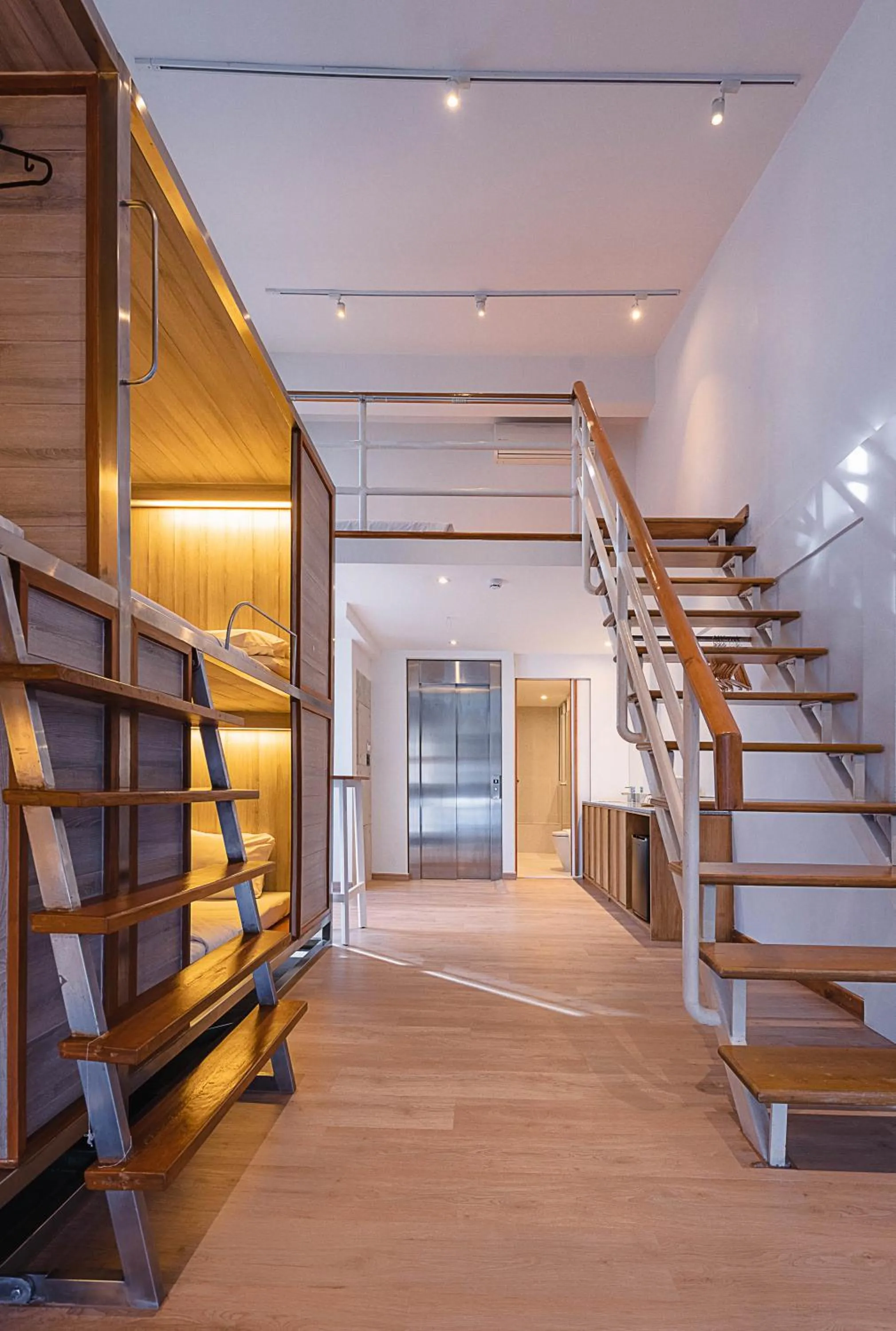 Photo of the whole room in Boxpackers Pratunam