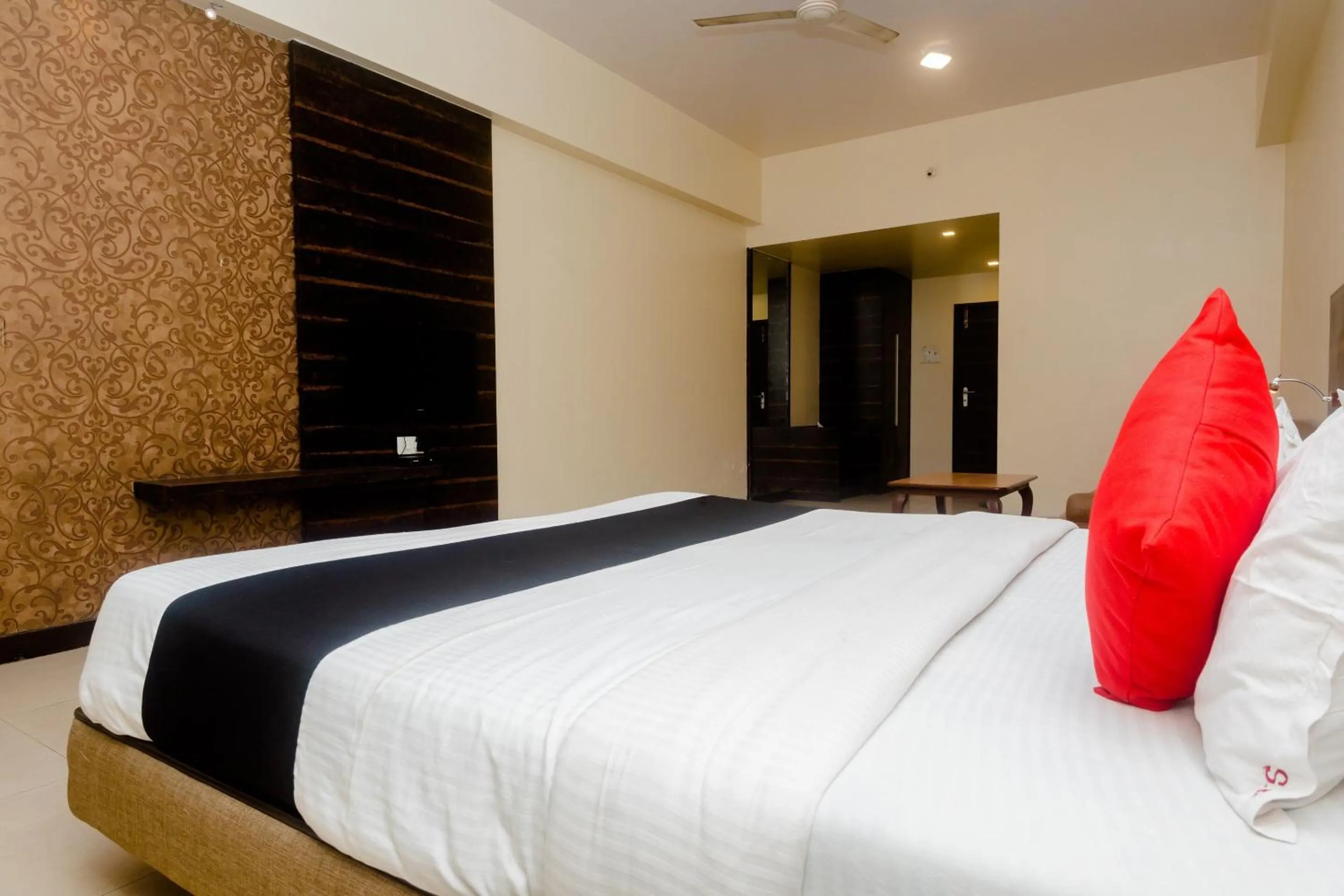 Lobby or reception, Bed in Hotel O Sai Plaza