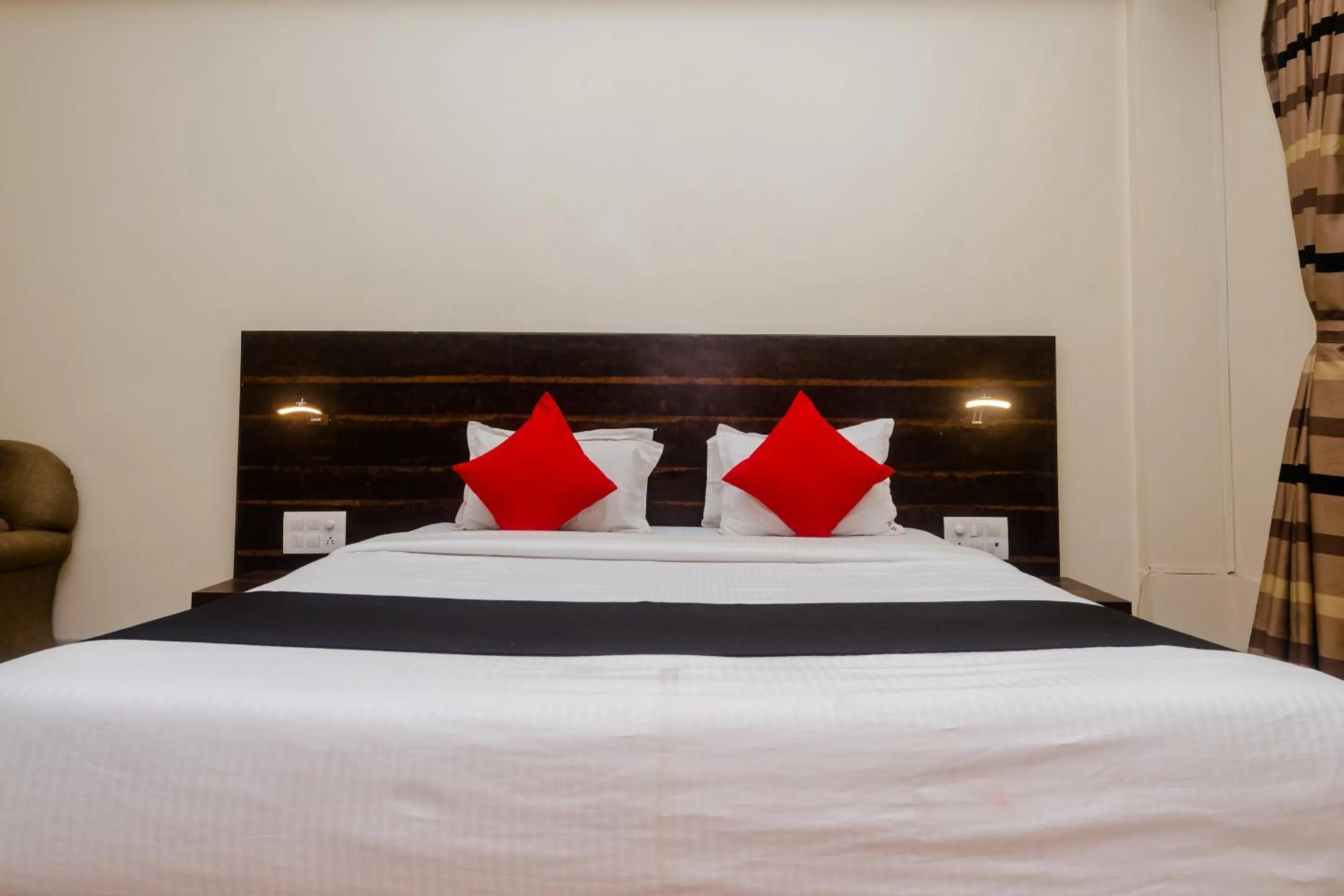 Bedroom, Bed in Hotel O Sai Plaza