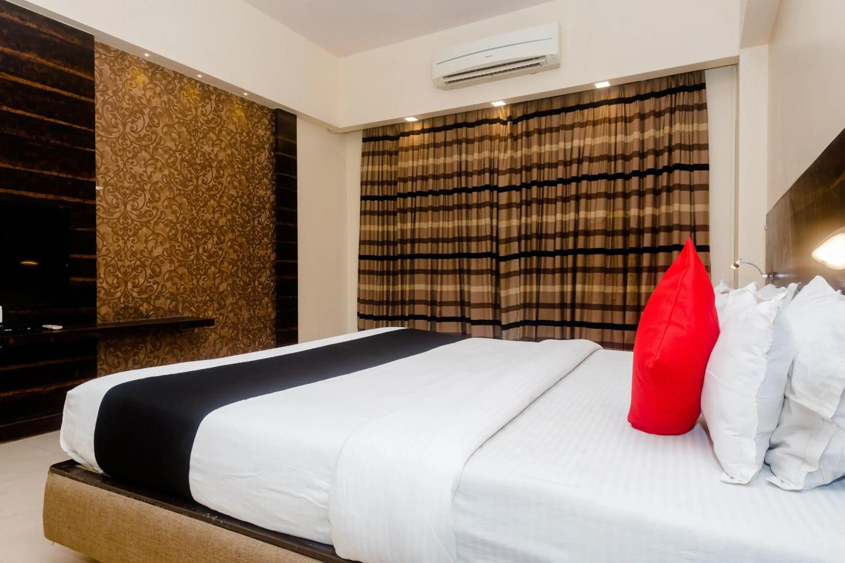 Bedroom, Bed in Hotel O Sai Plaza