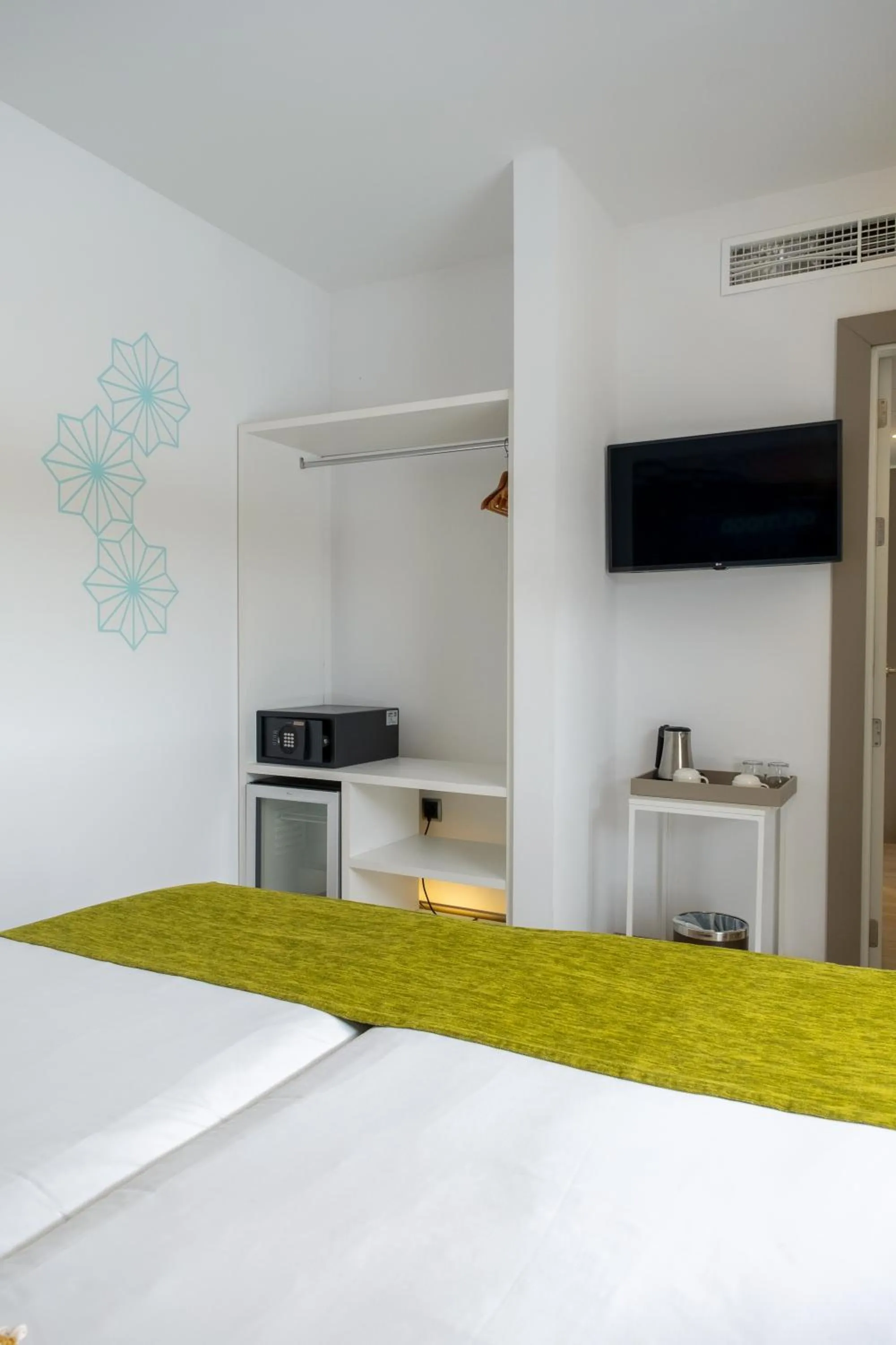 wardrobe, Bed in Onmood Cala Ratjada - Bed & Brunch