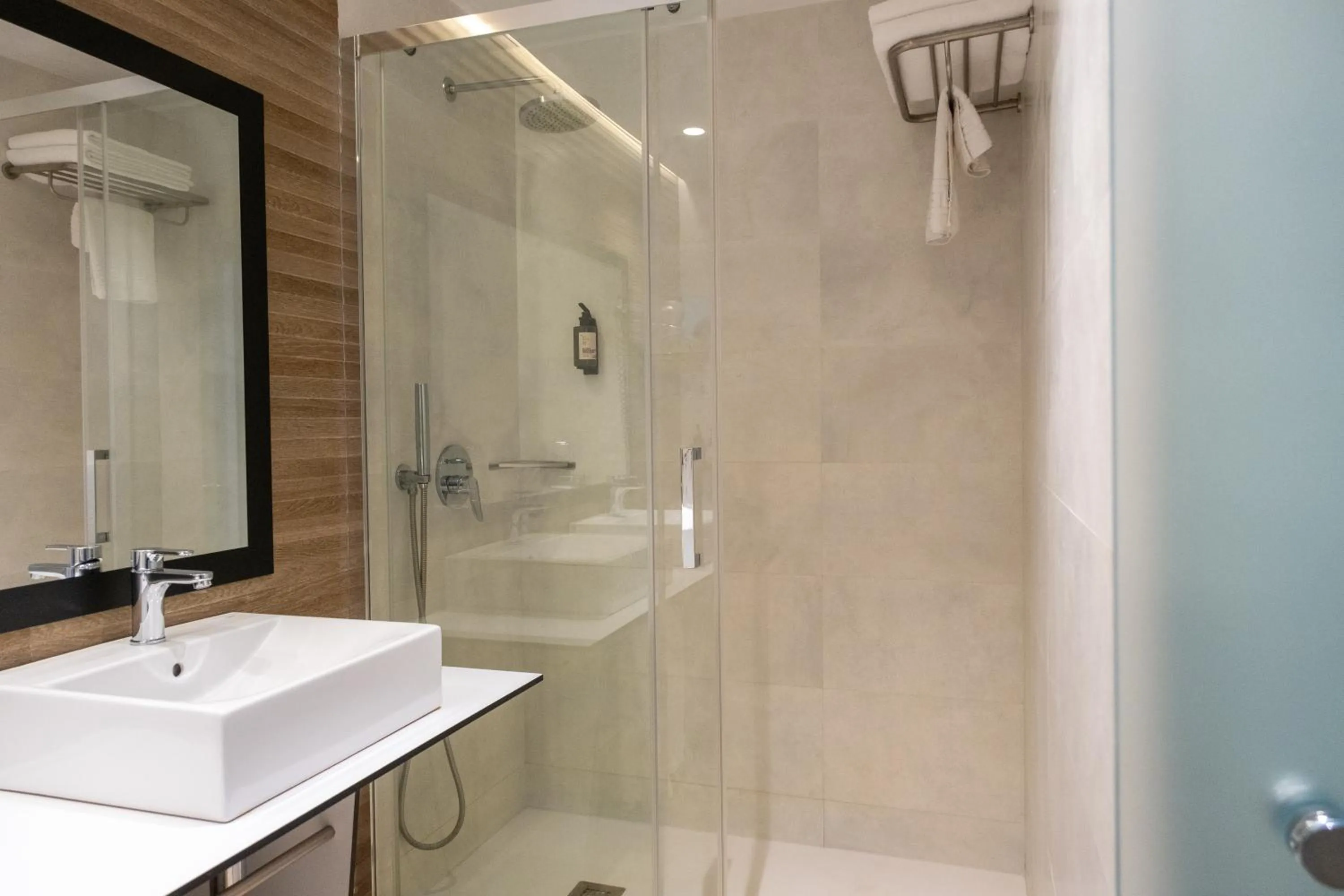 Shower in Onmood Cala Ratjada - Bed & Brunch