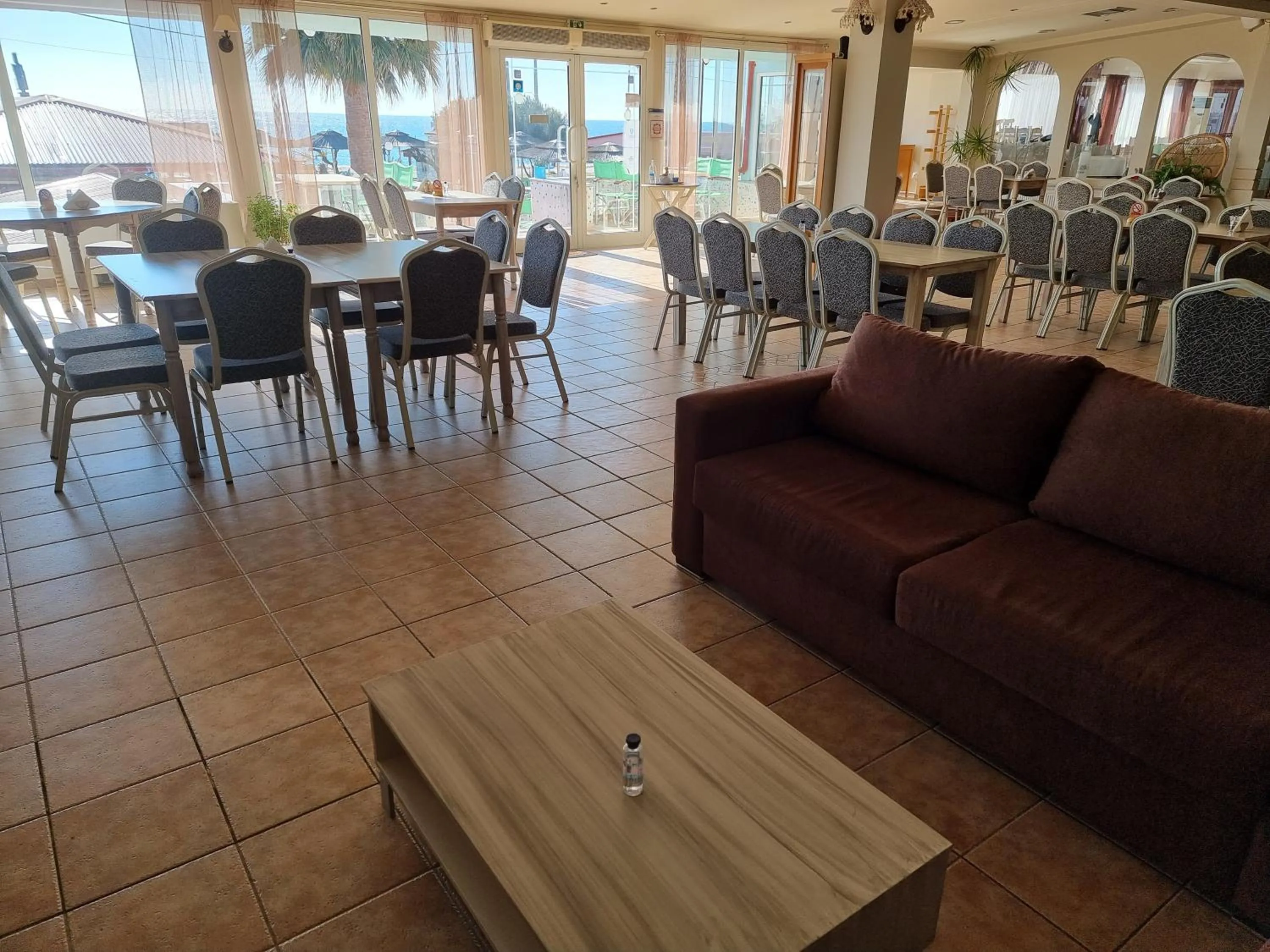 Restaurant/places to eat in Hotel Nautilos