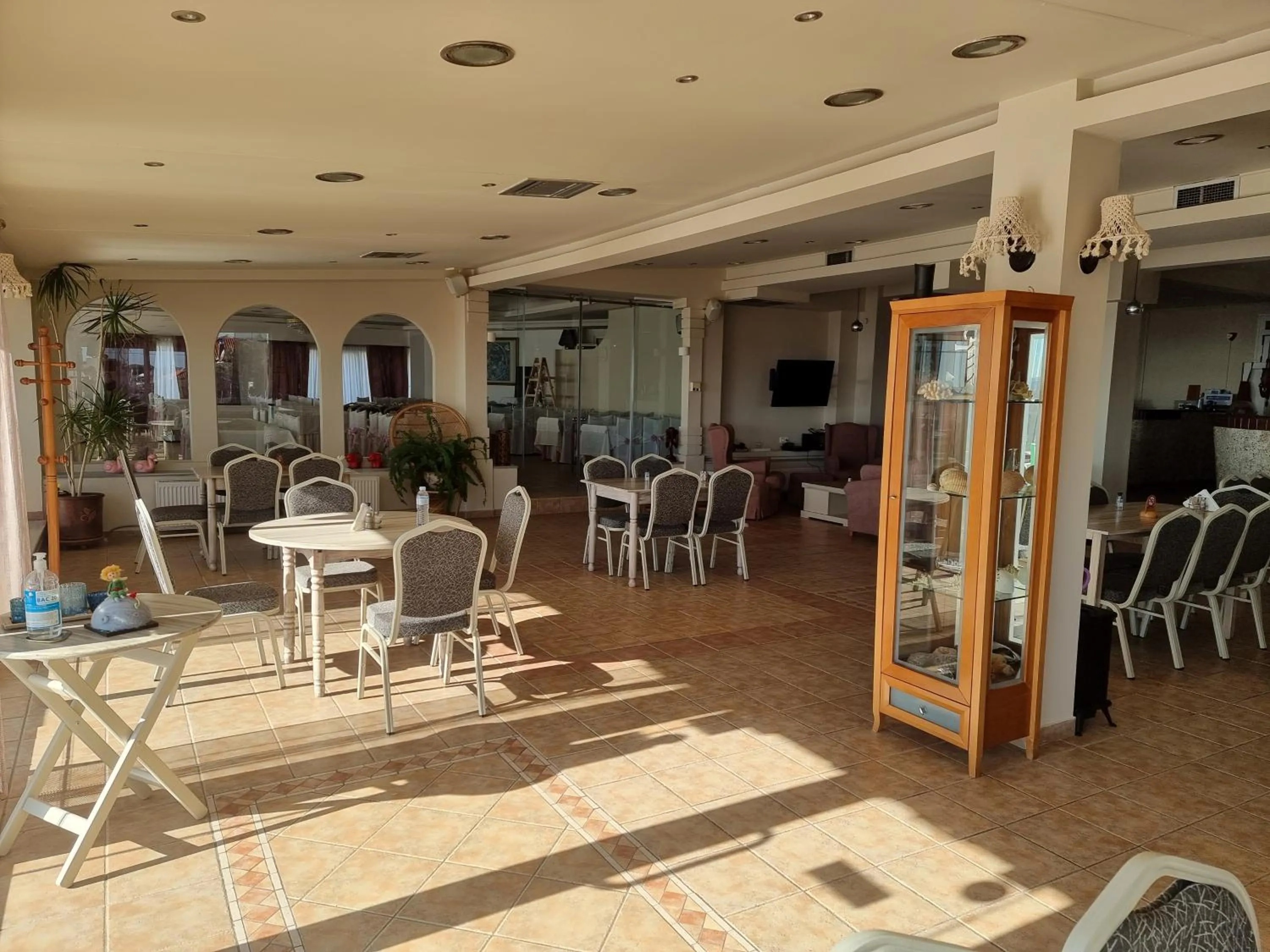 Restaurant/places to eat in Hotel Nautilos