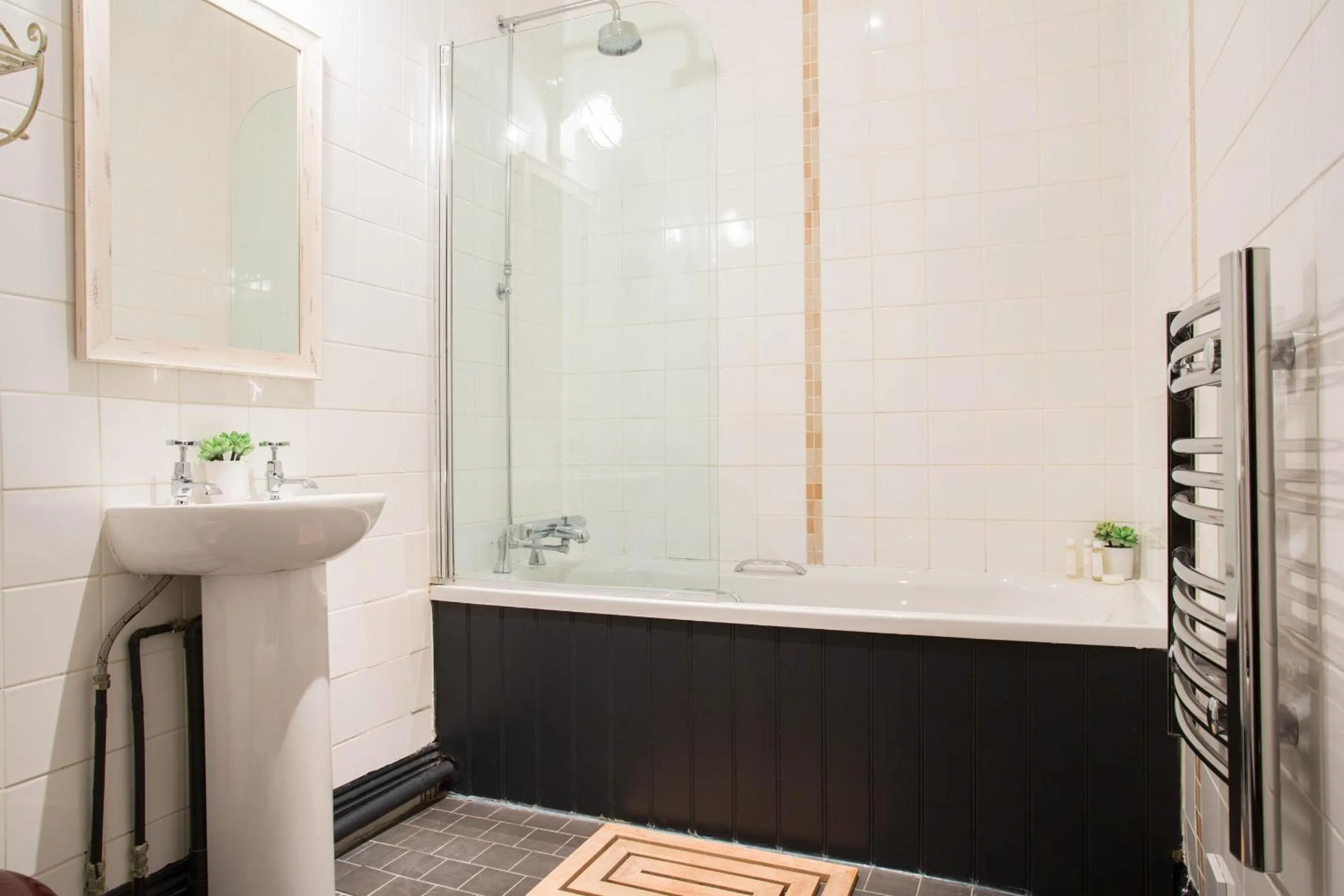 Shower in The Curious Pig in the Parlour