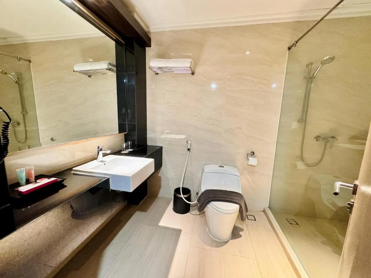 Shower in Orchardz Hotel Industri Jakarta Kemayoran