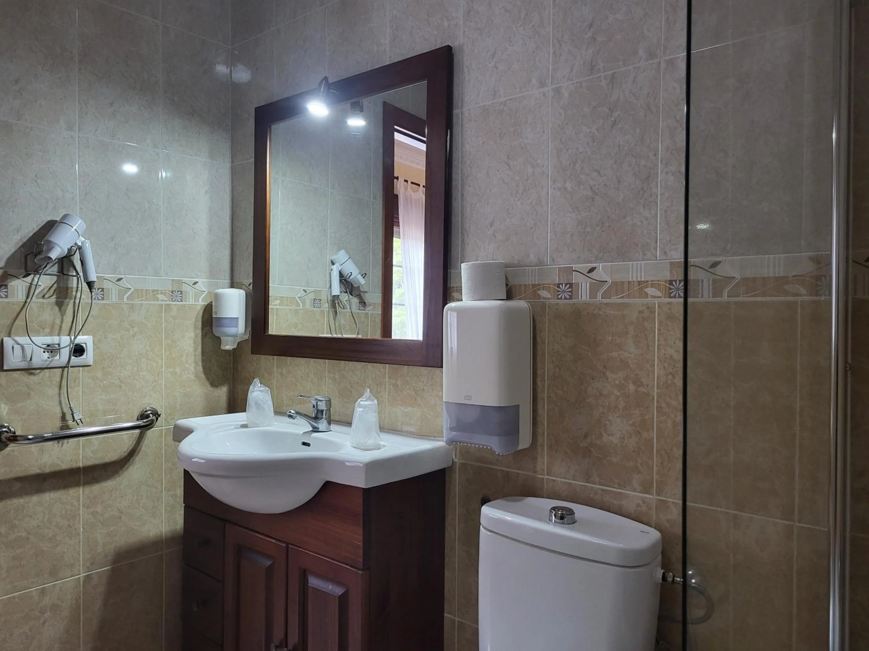 Shower in Hostal Rural La Plata Parking Incluido