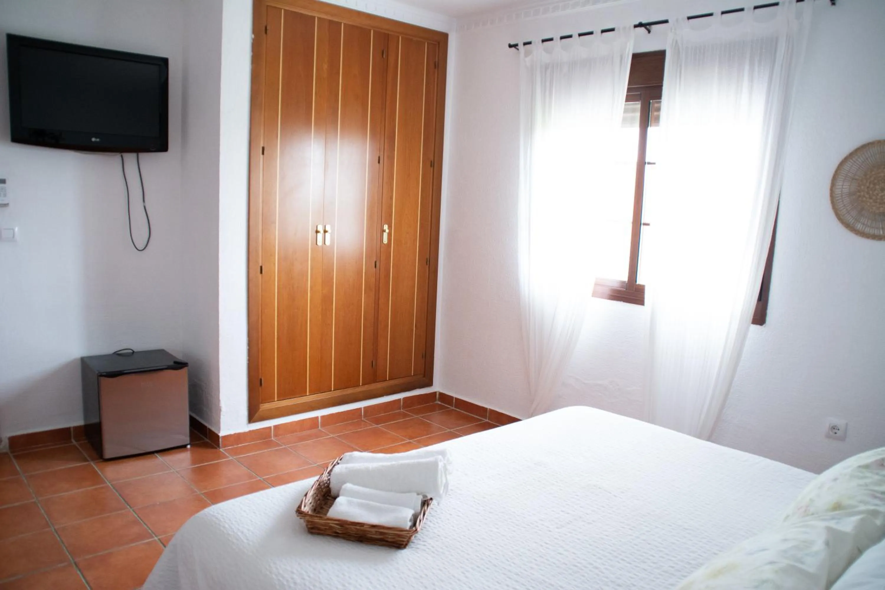 oven, Bed in Hostal Rural La Plata Parking Incluido
