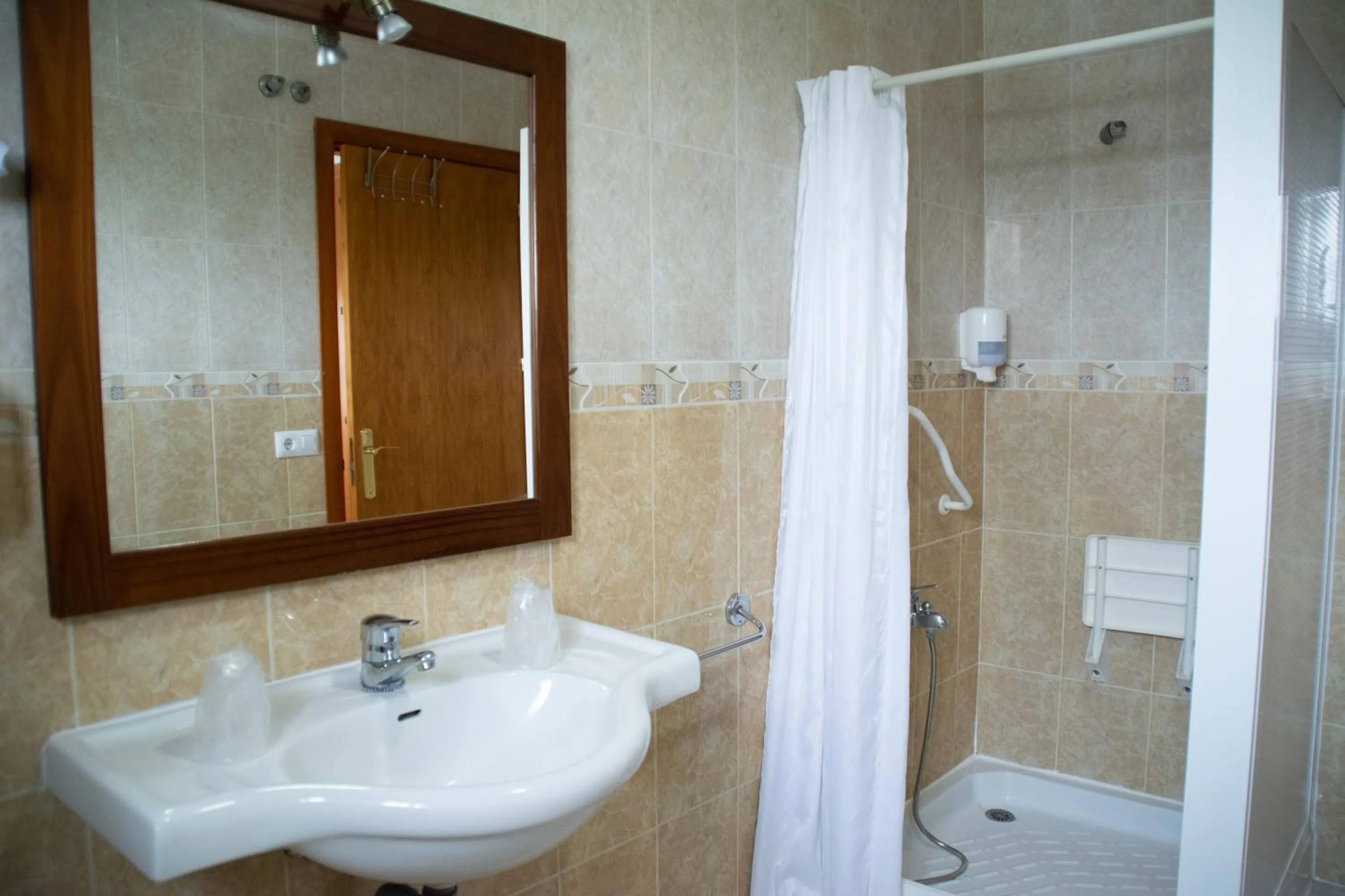 Shower in Hostal Rural La Plata Parking Incluido