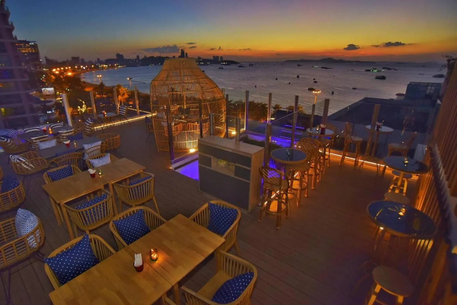Lounge or bar in Pattaya Sea View Hotel - SHA Extra Plus