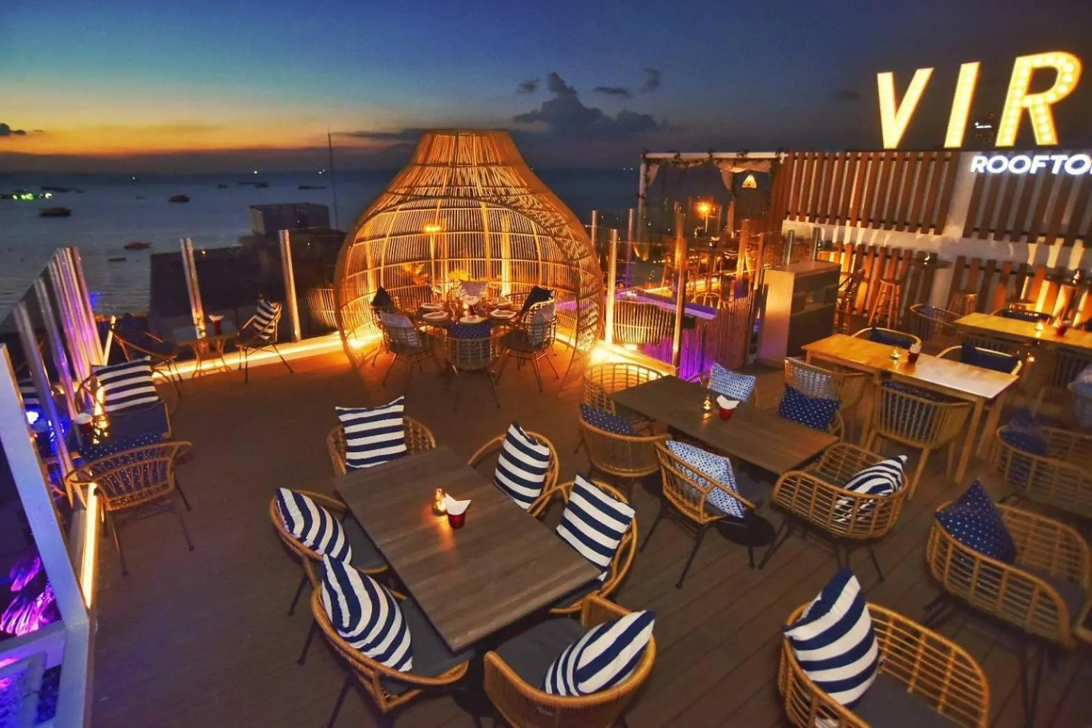 Restaurant/places to eat in Pattaya Sea View Hotel - SHA Extra Plus