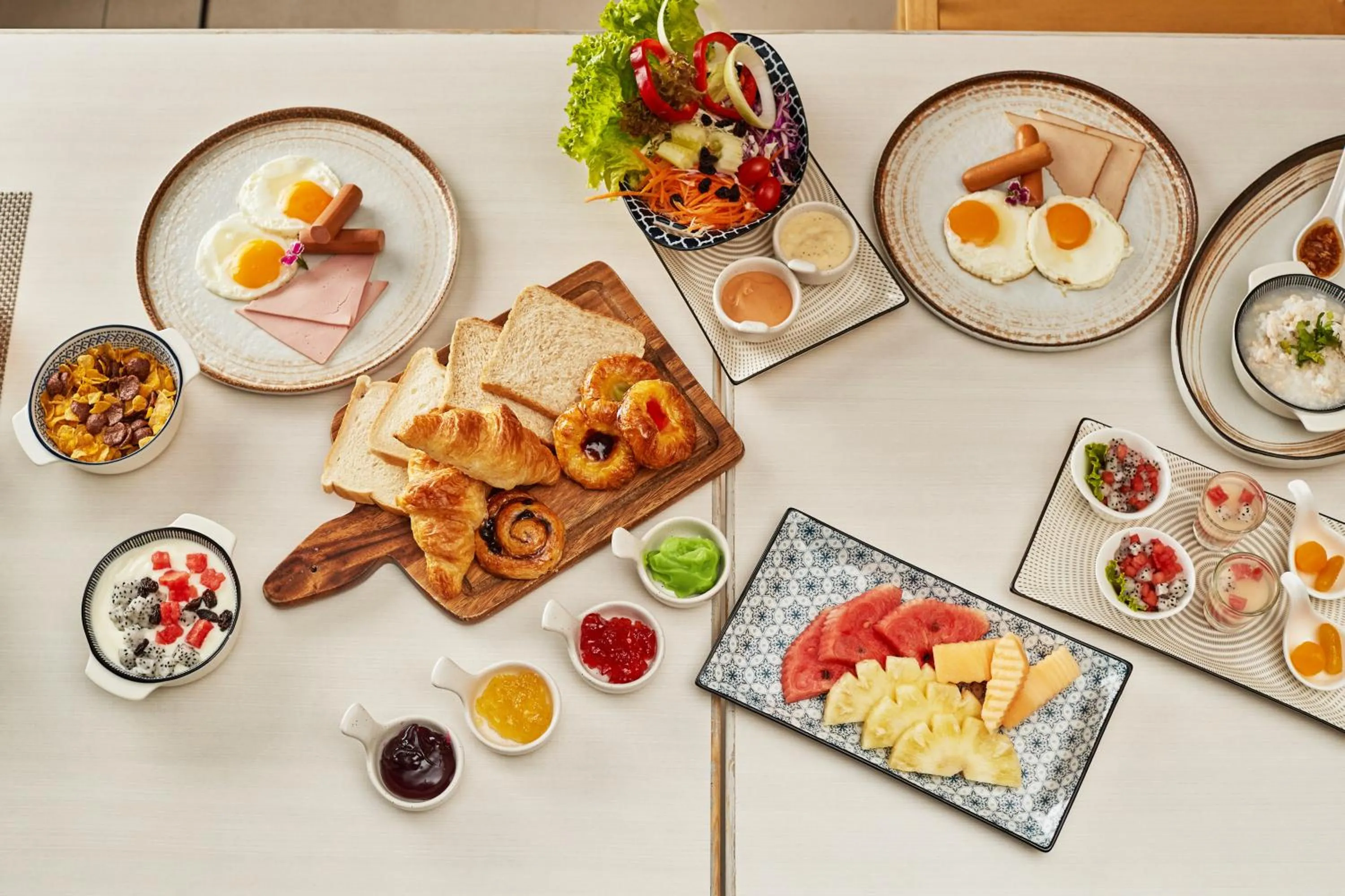 Food and drinks in Pattaya Sea View Hotel - SHA Extra Plus