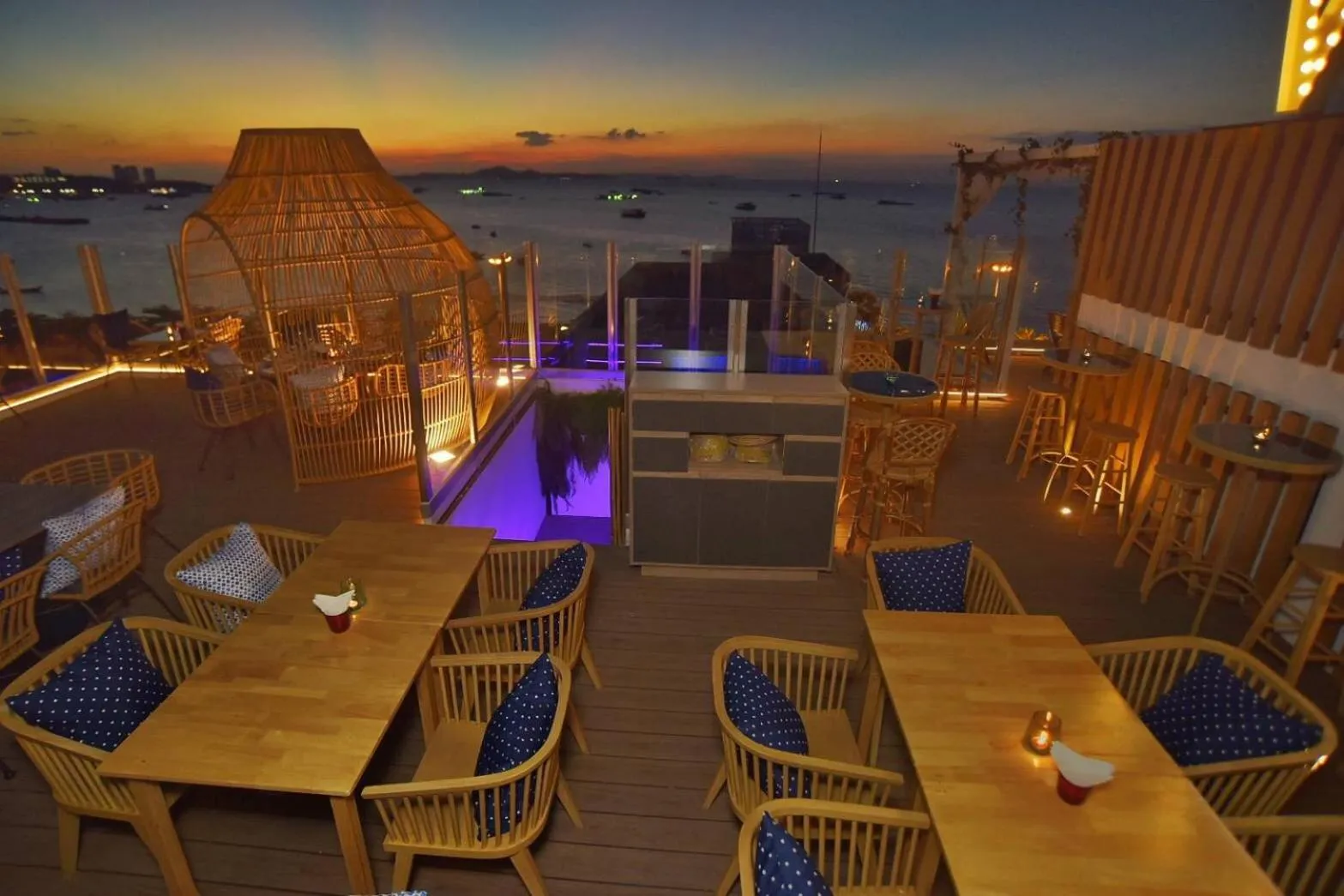 Restaurant/places to eat in Pattaya Sea View Hotel - SHA Extra Plus