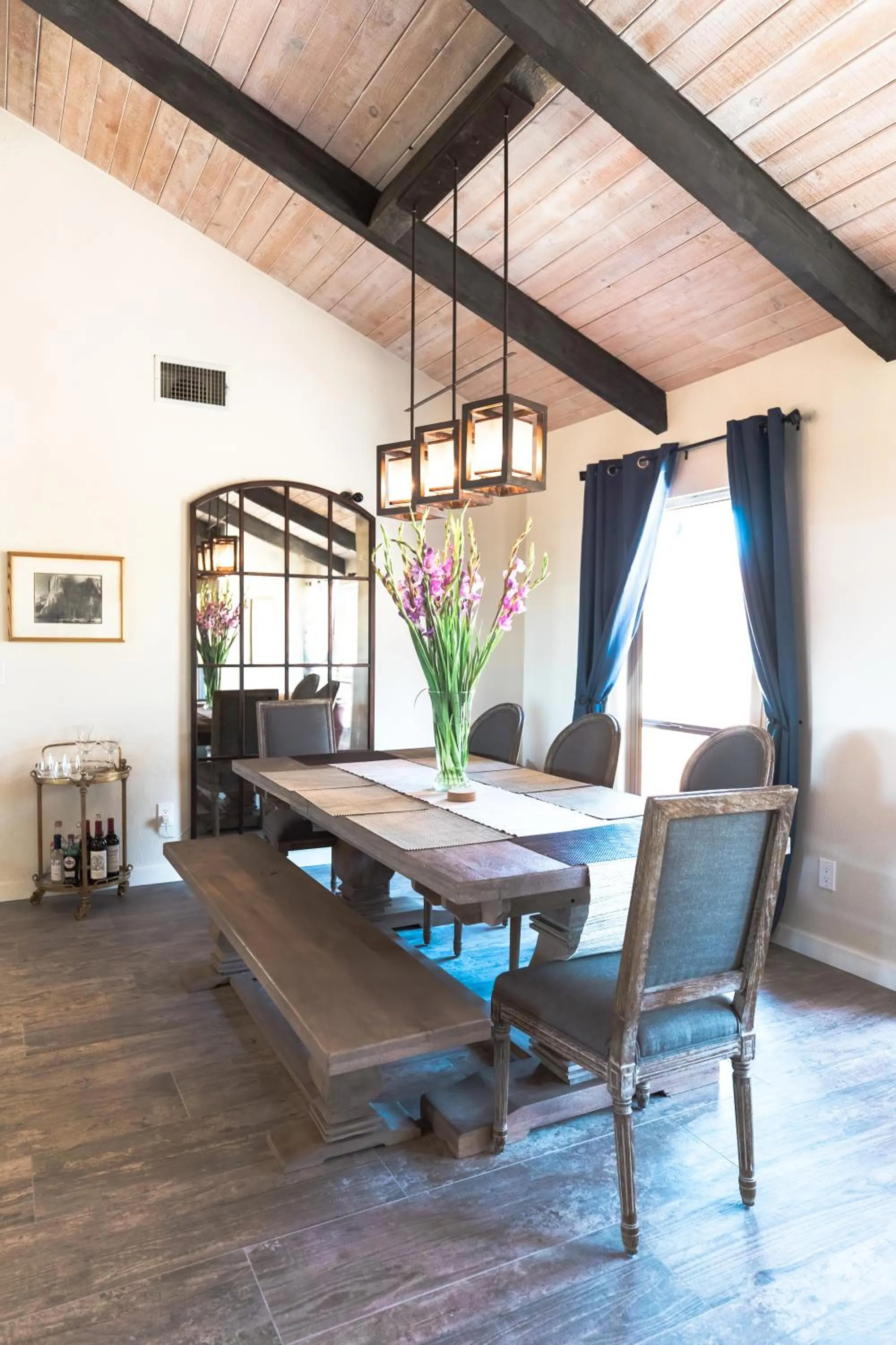 Dining area in Moon Ranch - a gateway to Yosemite
