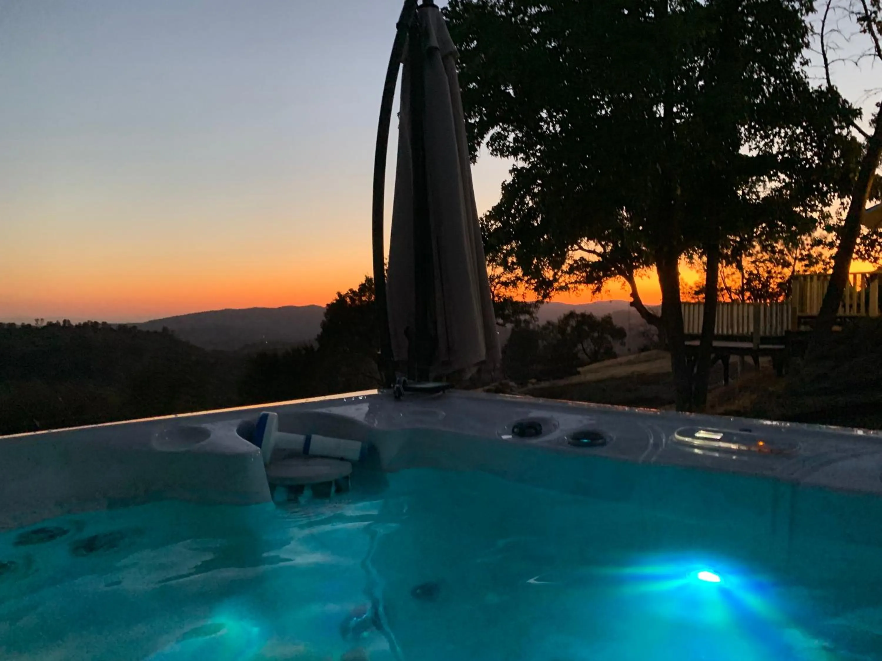 Mountain view in Moon Ranch - a gateway to Yosemite