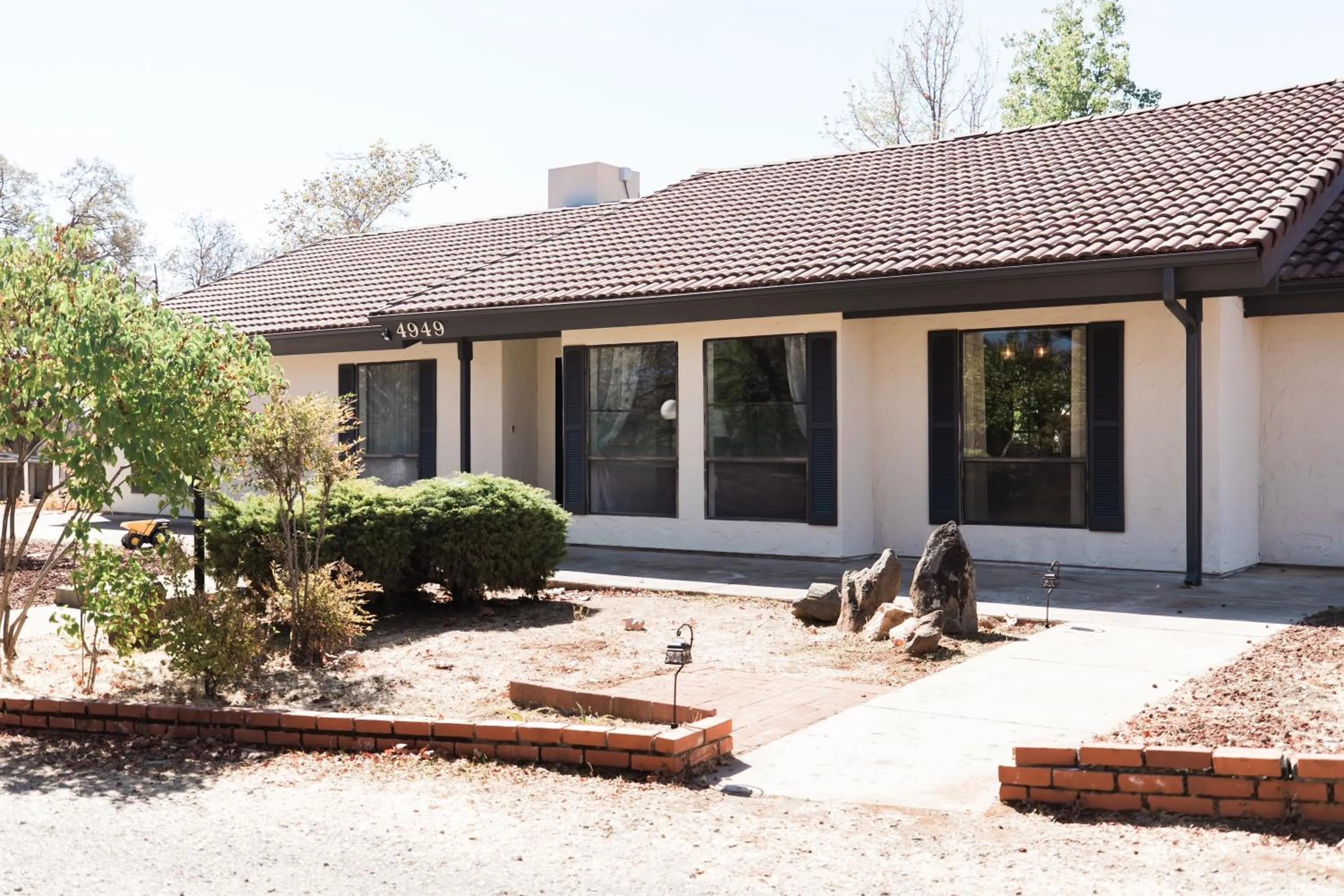 Facade/entrance in Moon Ranch - a gateway to Yosemite