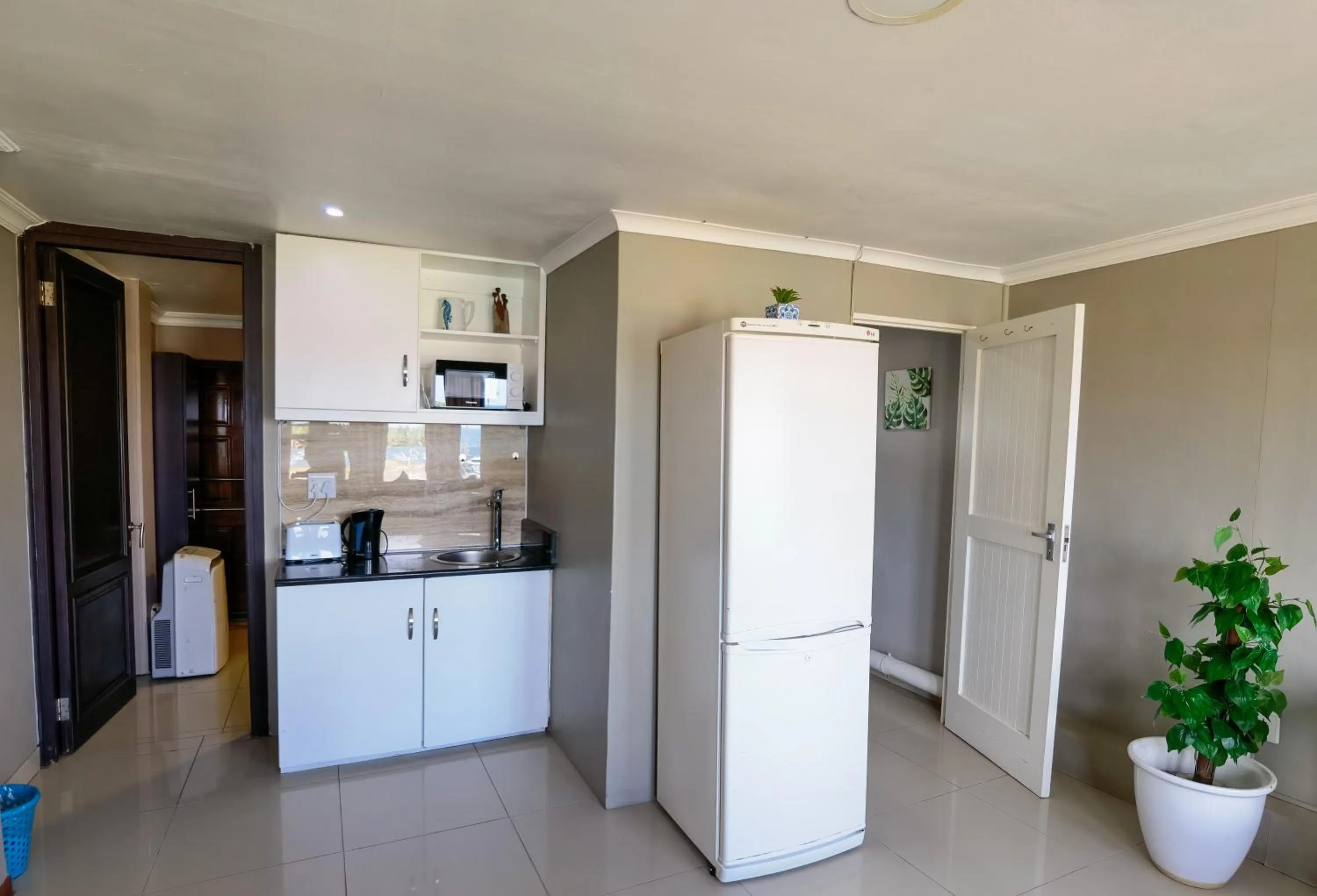 Kitchen or kitchenette in Ballito Backpackers