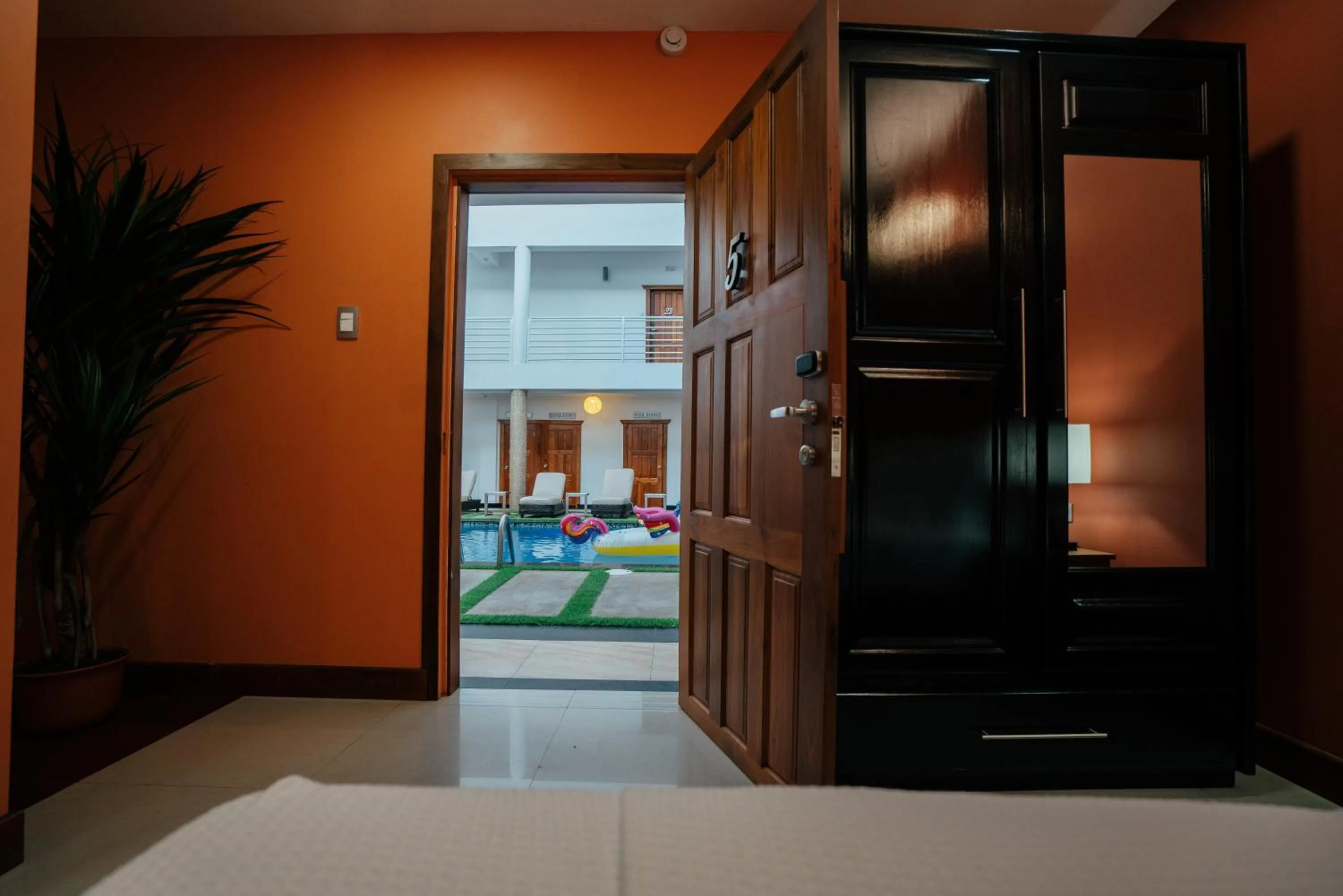 Bedroom, Bed in Runway Hotel