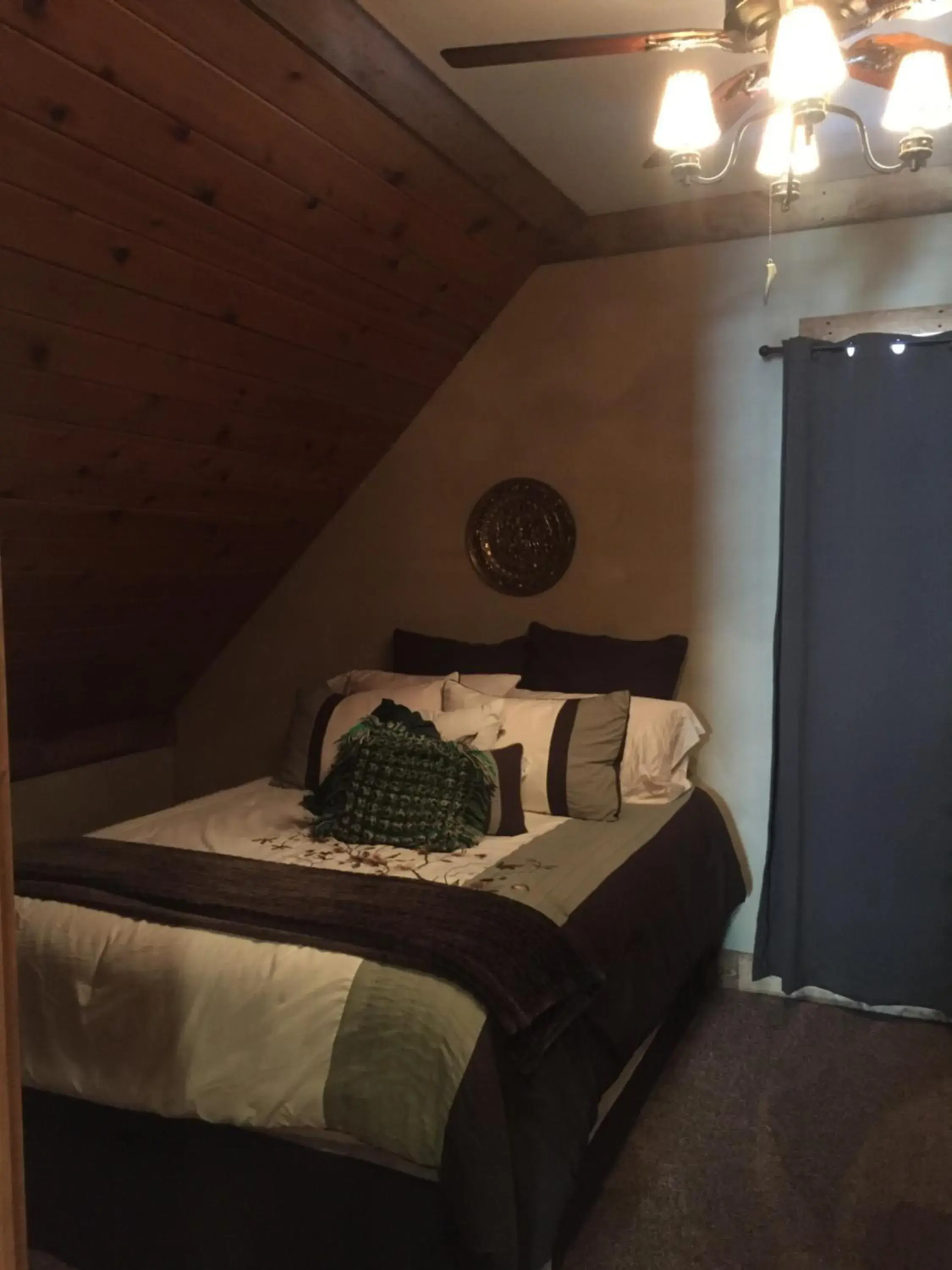 Queen Room with Shared Bathroom in The Old Church B&B Queen Room with Shared Bathroom in The Old Church B&B