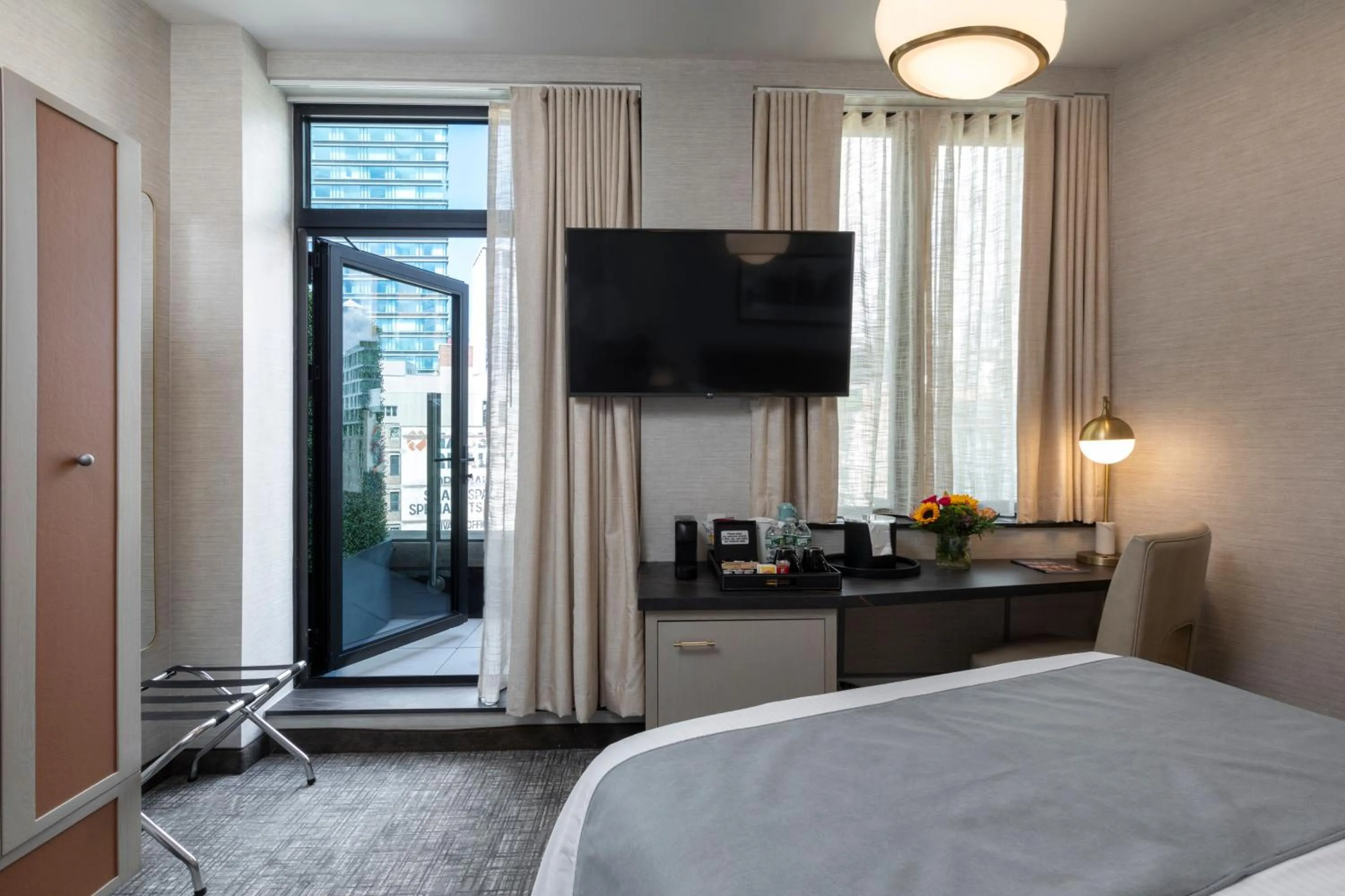 Bedroom, Bed in Broadway Plaza Hotel