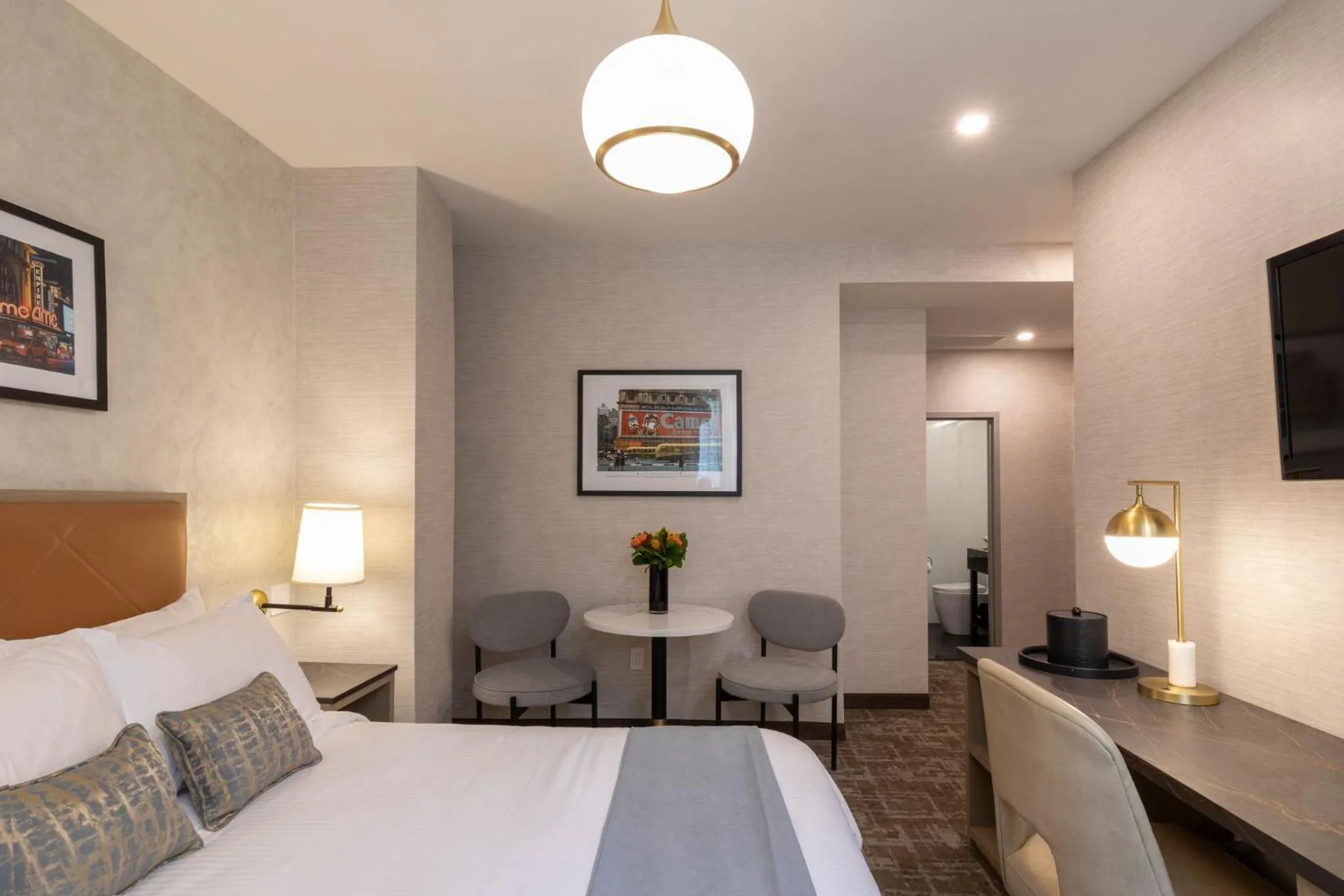 Bedroom, Bed in Broadway Plaza Hotel