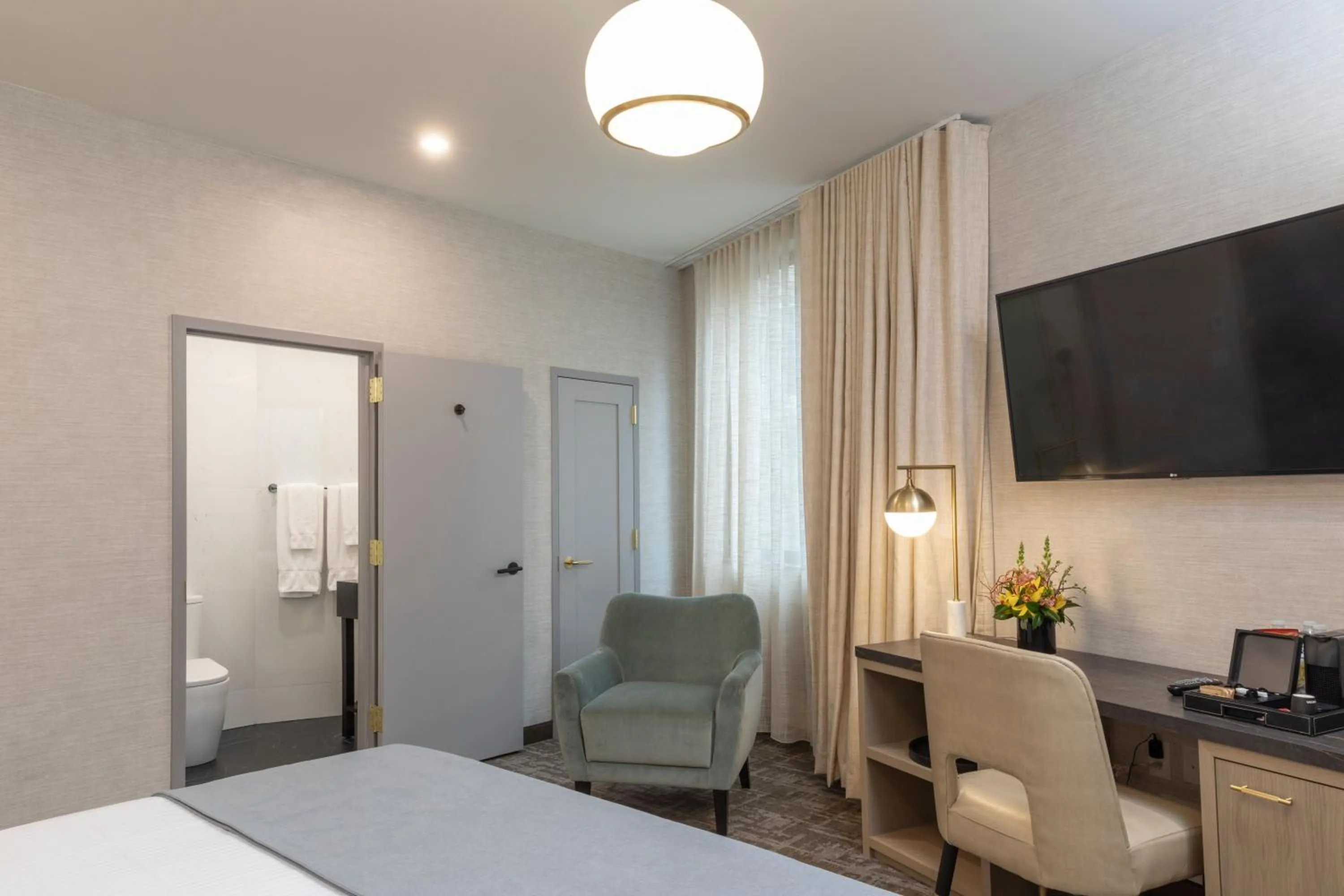 Bedroom, Bed in Broadway Plaza Hotel