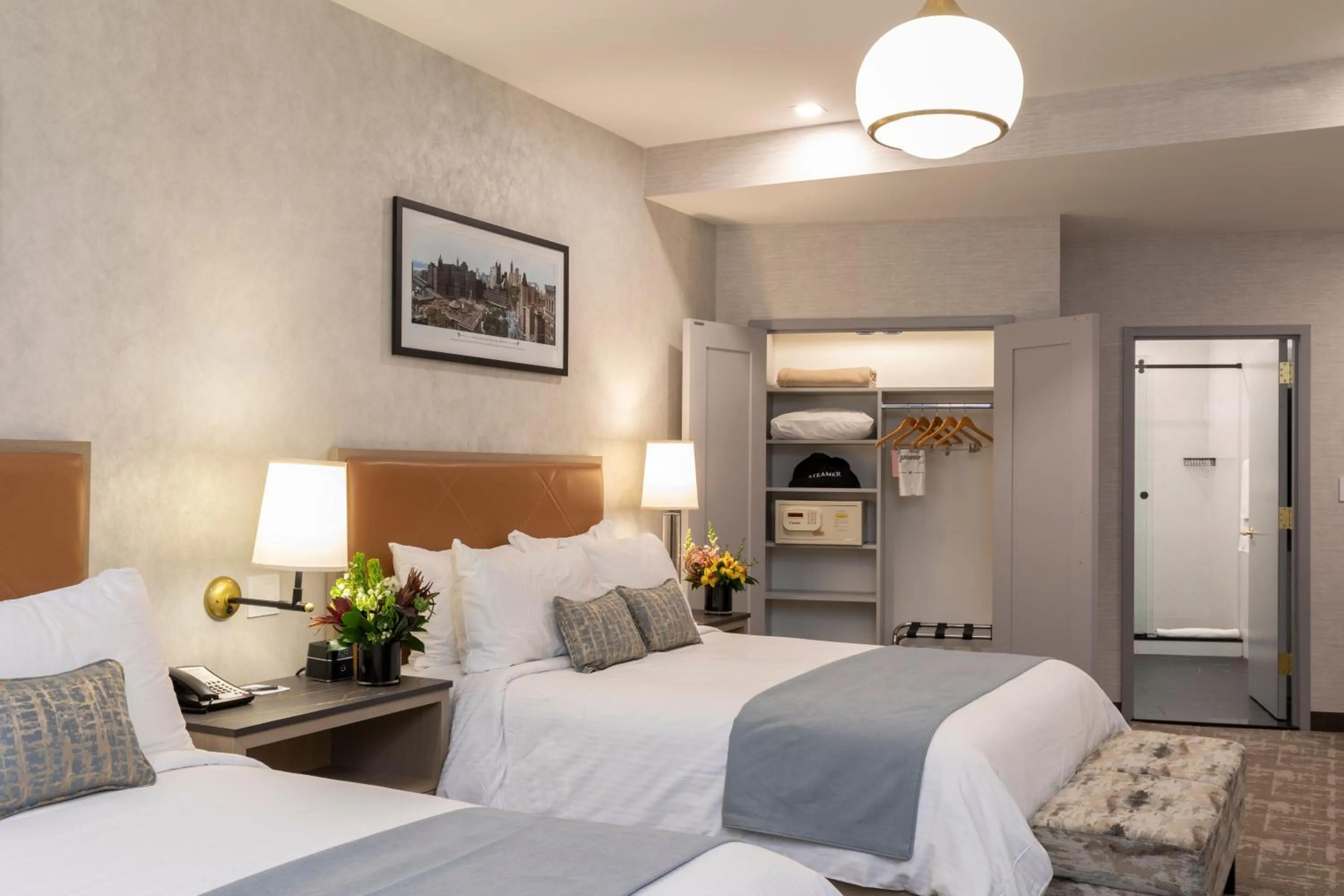 Bedroom, Bed in Broadway Plaza Hotel