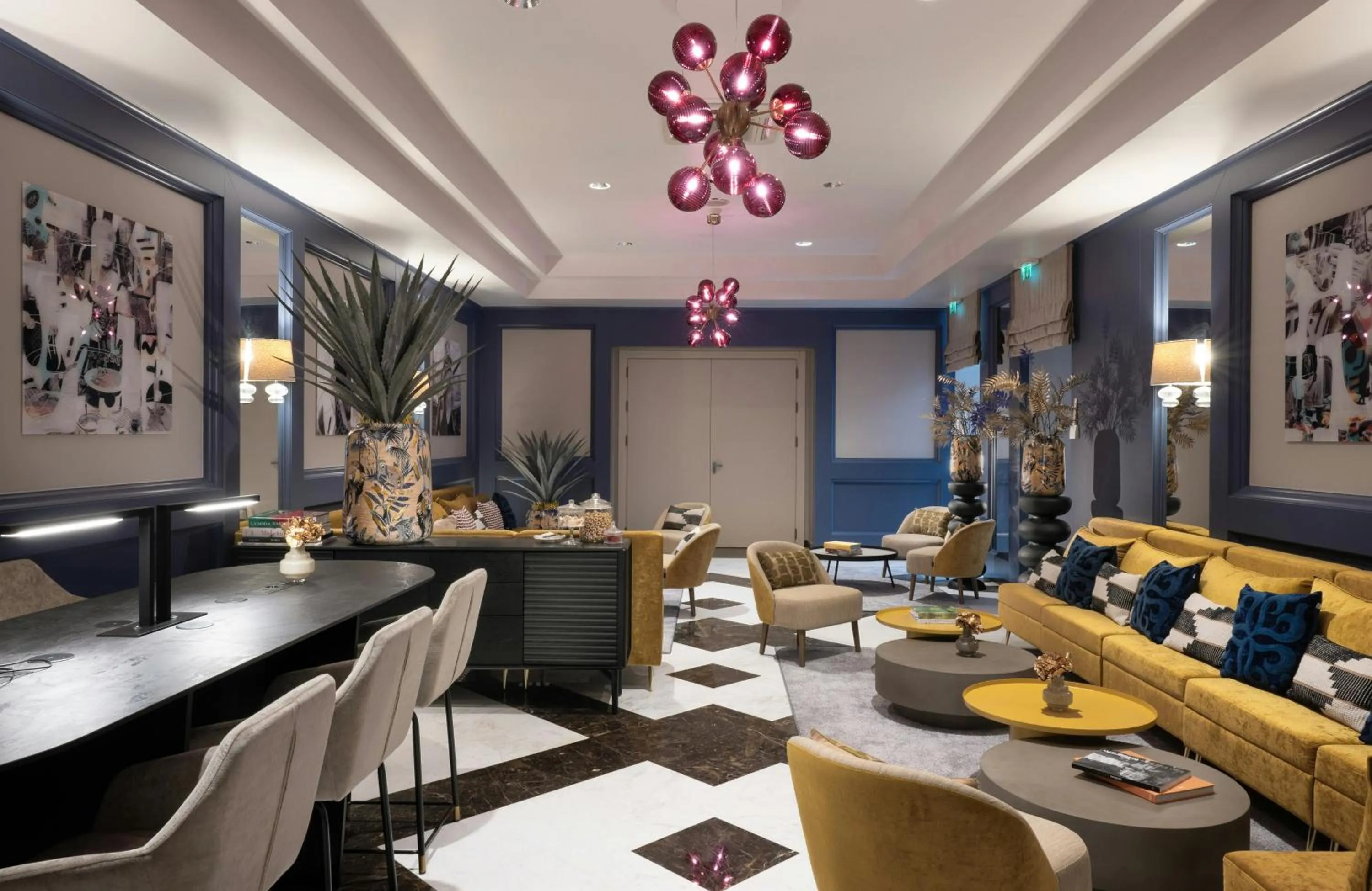 Lounge or bar in Leonardo Boutique Hotel Rome Monti