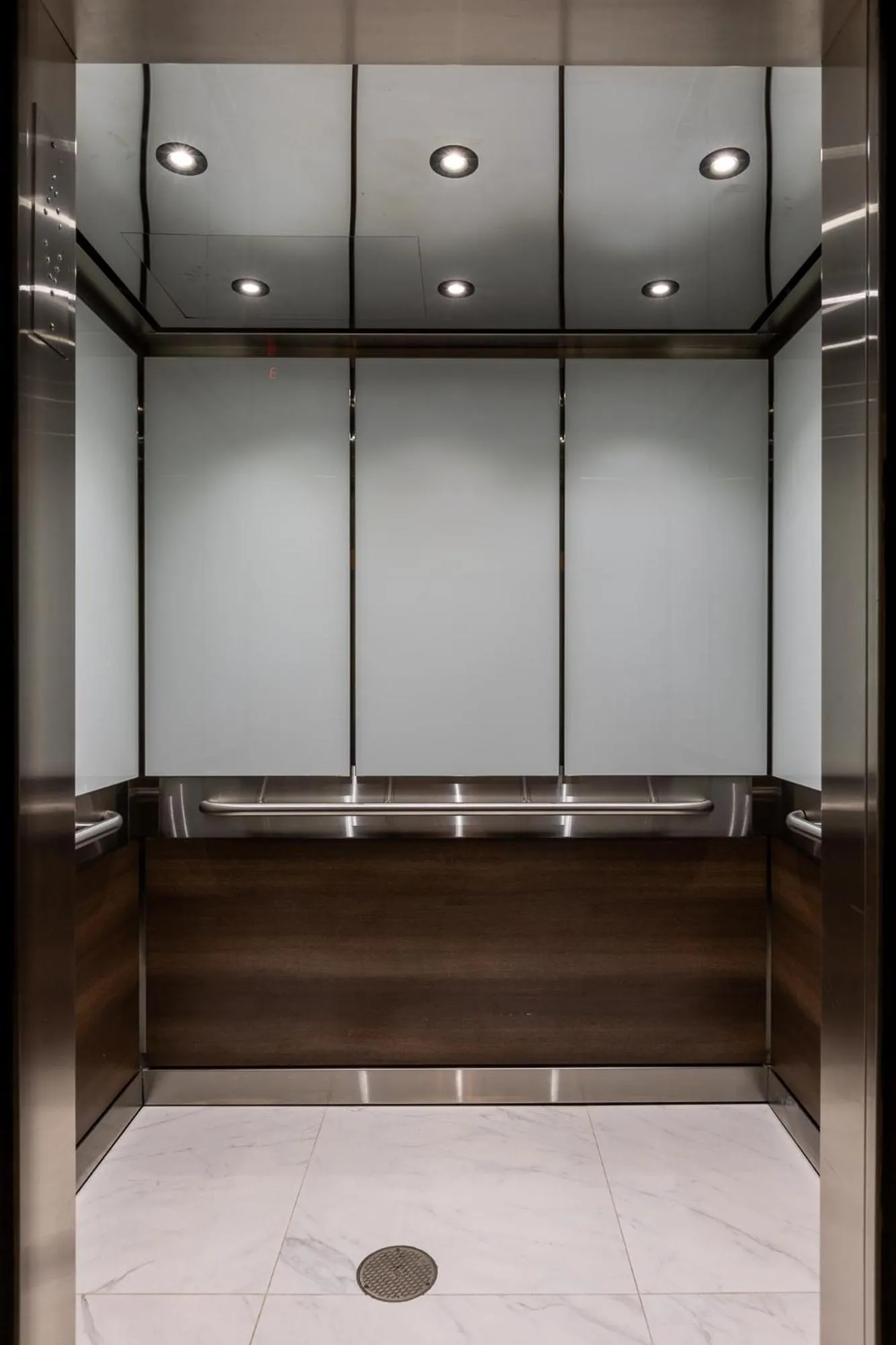 elevator in The Georgetown Inn