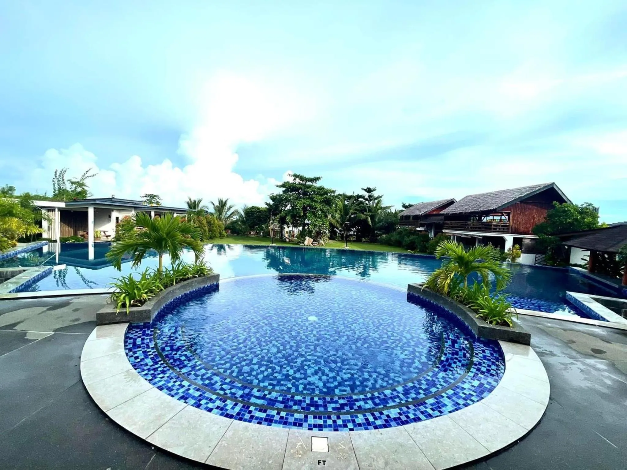 Swimming pool in Vistapaloma beach resort