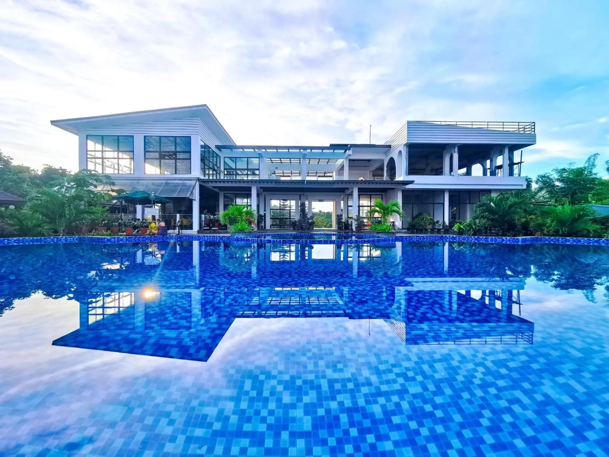 Swimming pool in Vistapaloma beach resort