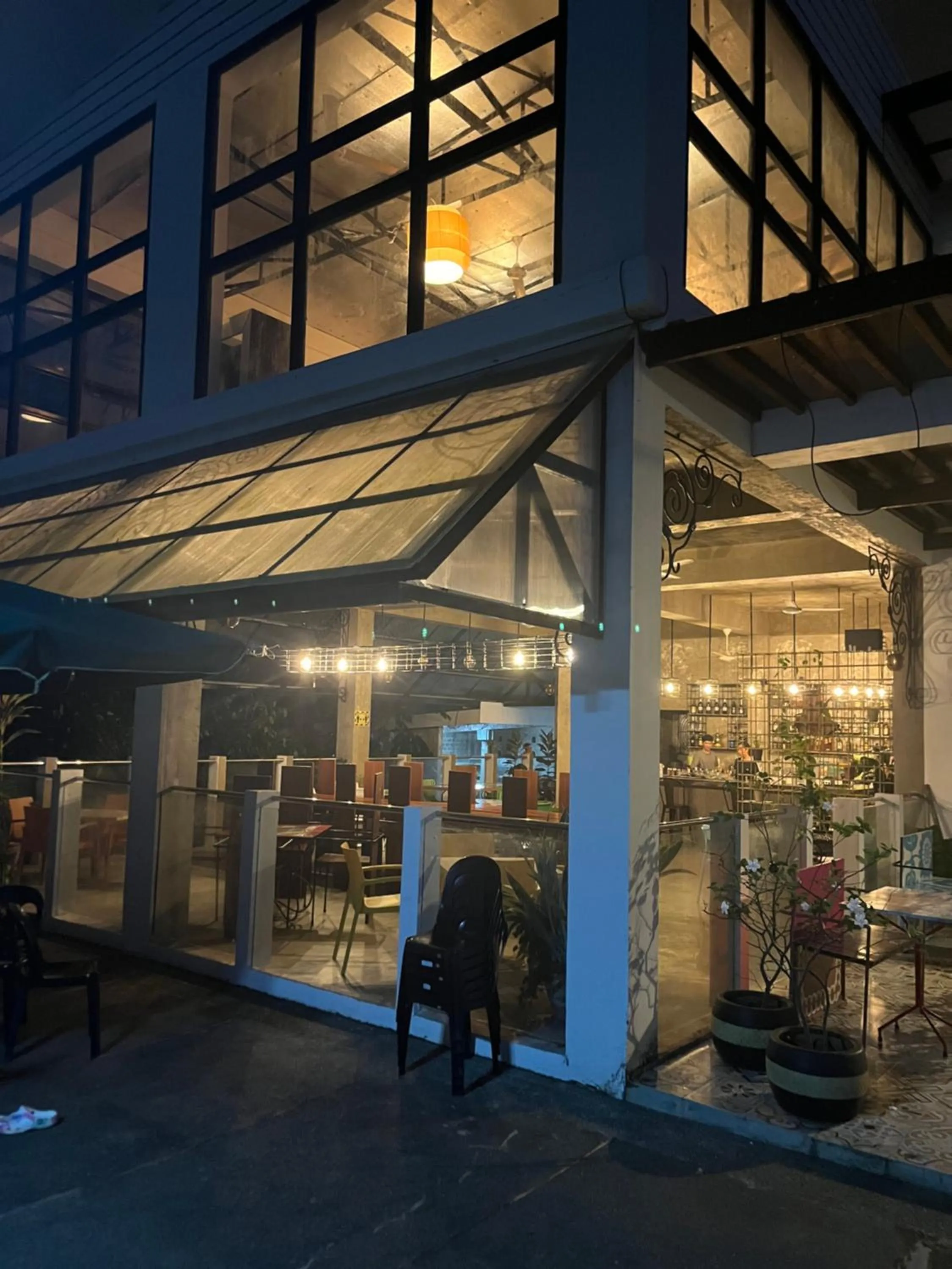 Restaurant/places to eat in Vistapaloma beach resort