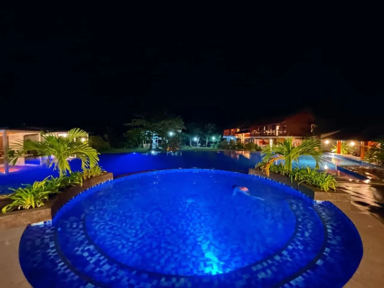 Swimming pool in Vistapaloma beach resort