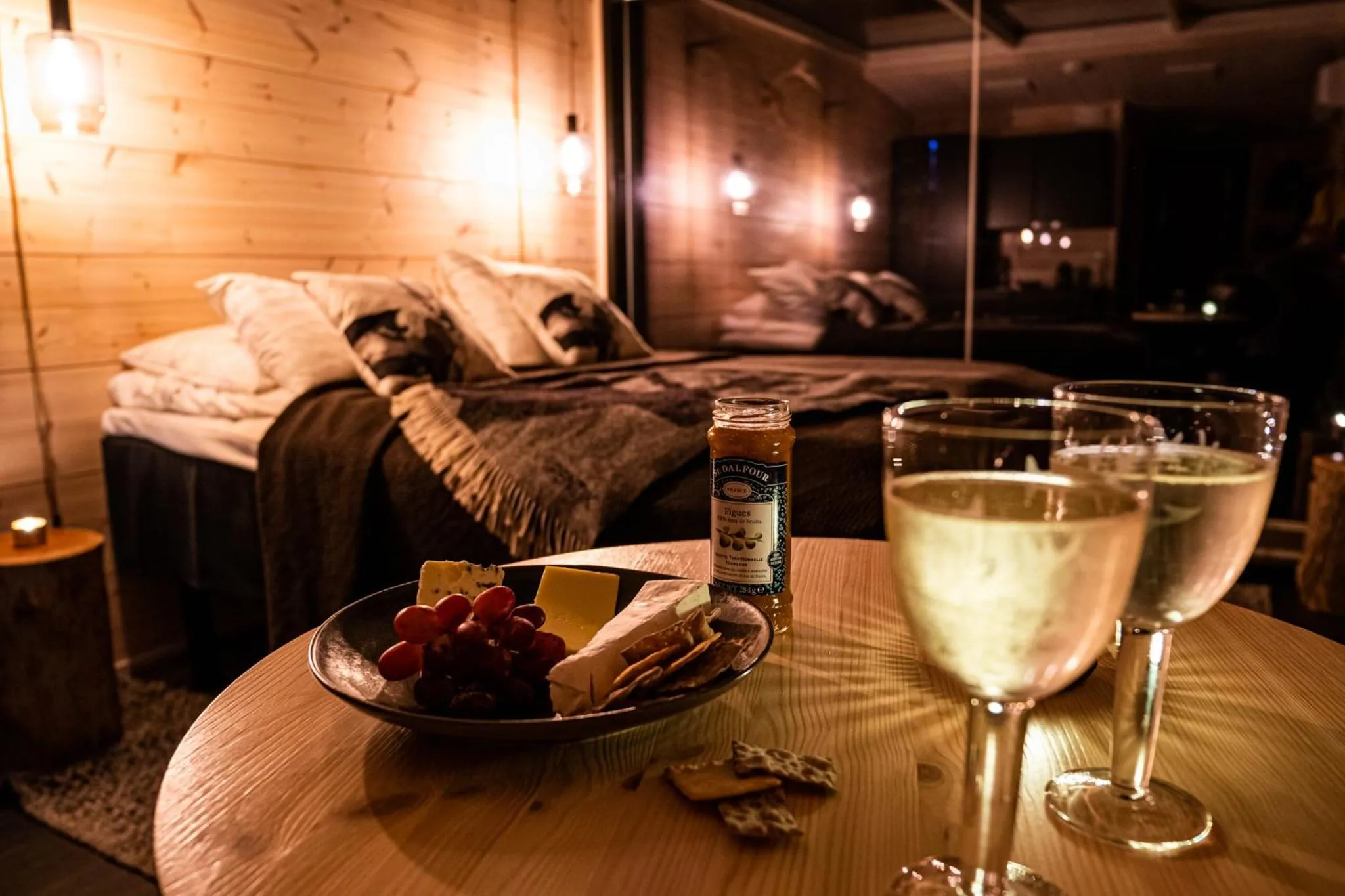 Night in Kuuru Tunturilaakso by Kide Hotel