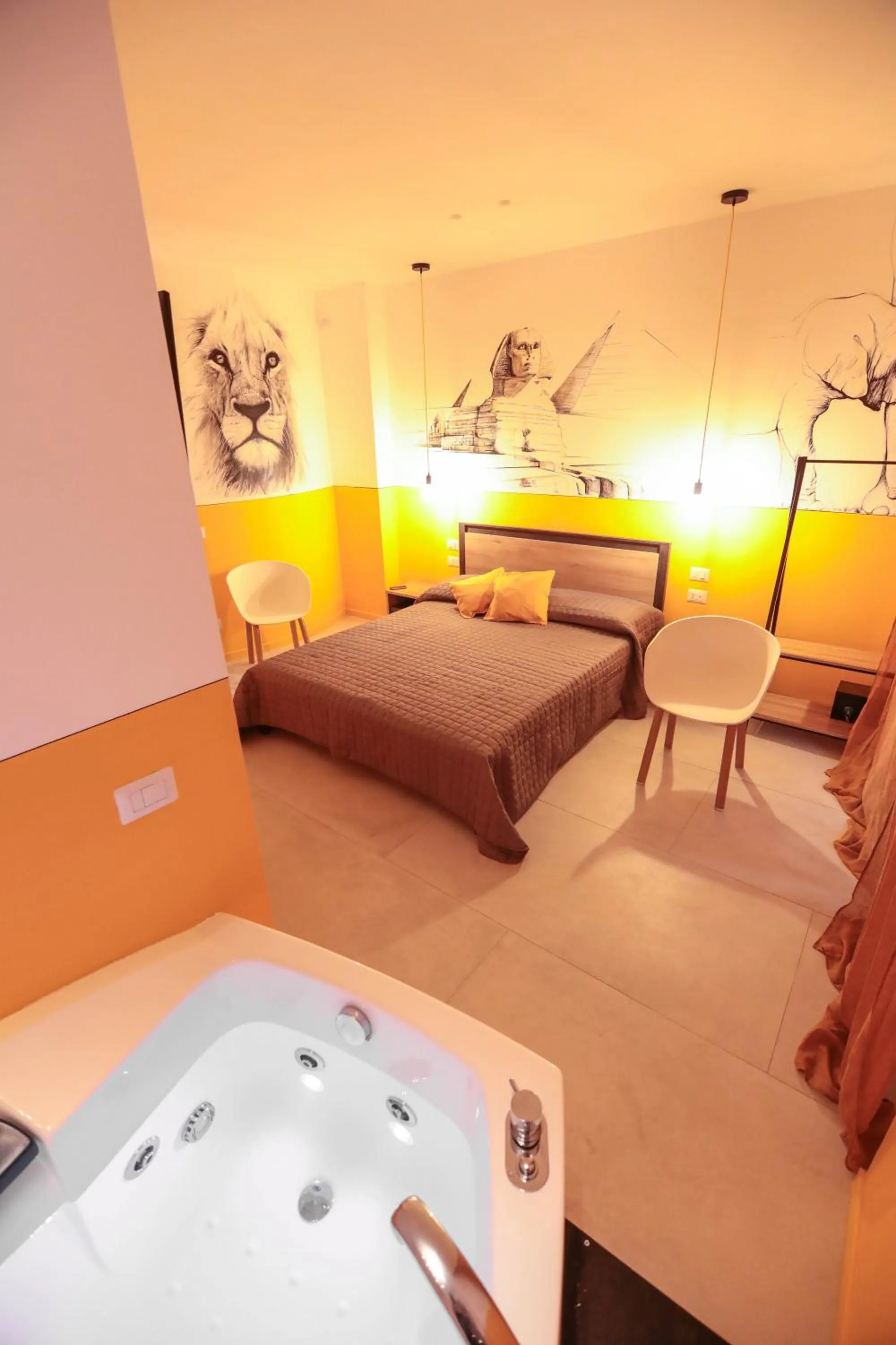 Hot Tub, Bed in O.Effe. Suites / Vatican