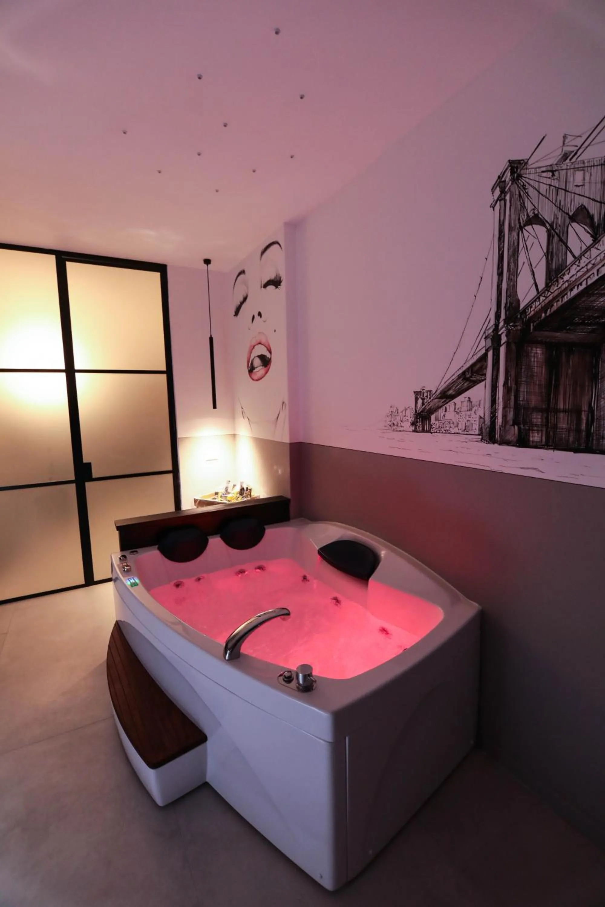 Hot Tub in O.Effe. Suites / Vatican