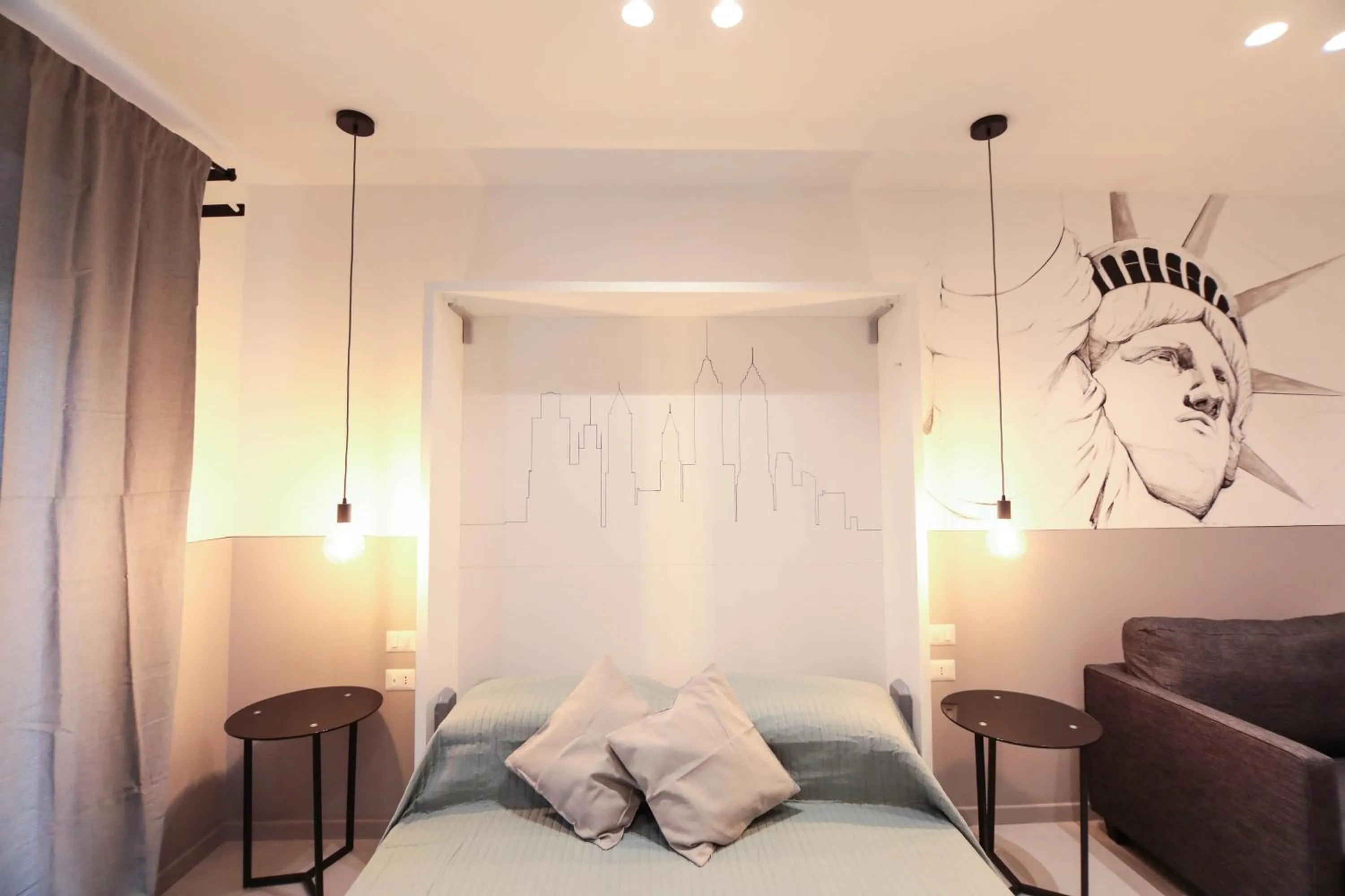 Photo of the whole room, Bed in O.Effe. Suites / Vatican