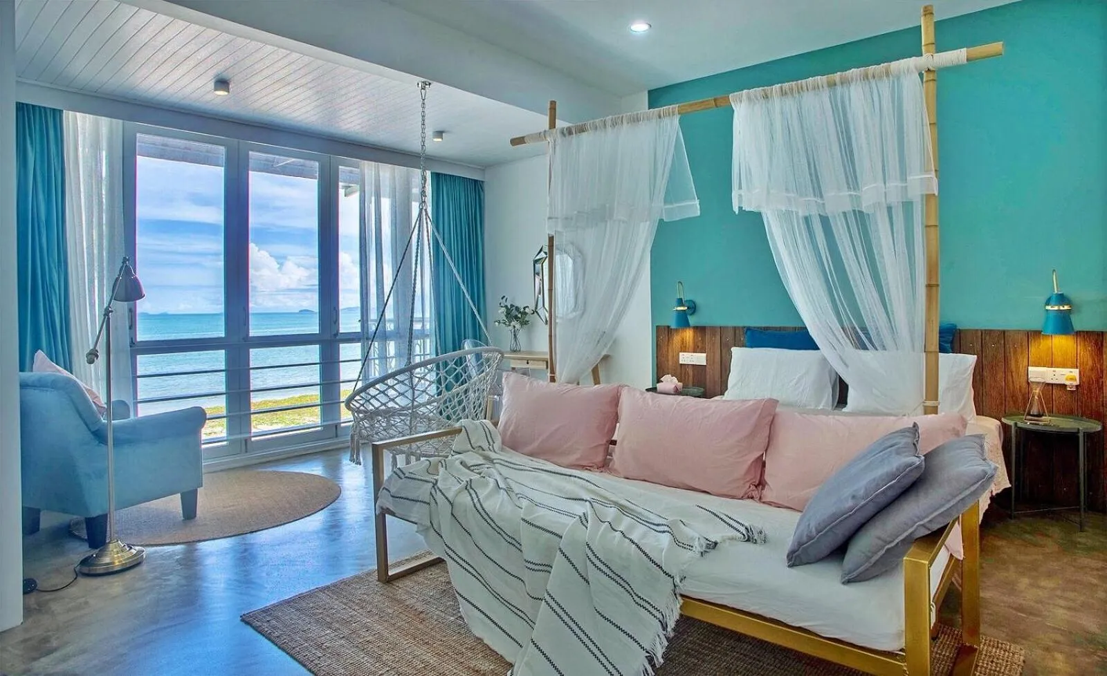 Bed in Smell rose beach garden花语海沙滩花园