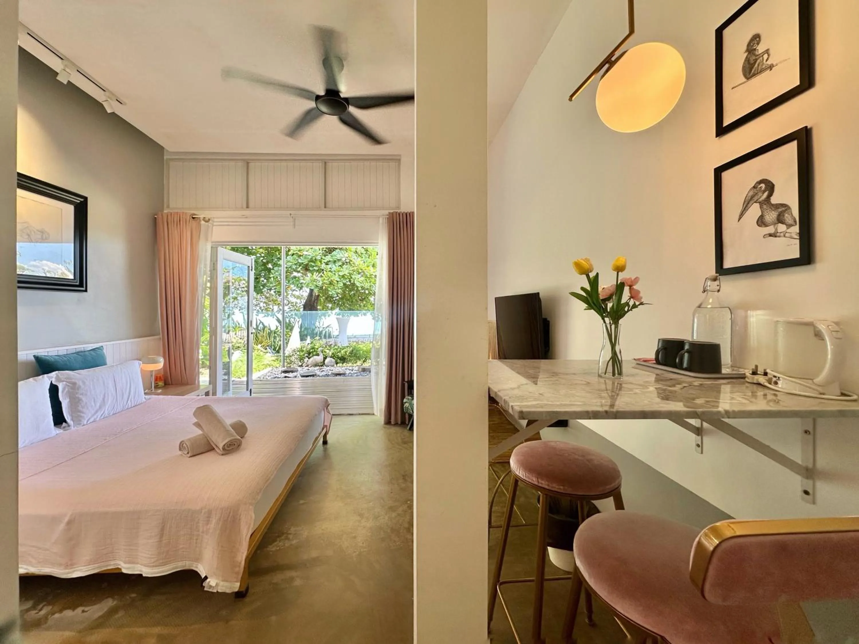 Bed in Smell rose beach garden花语海沙滩花园