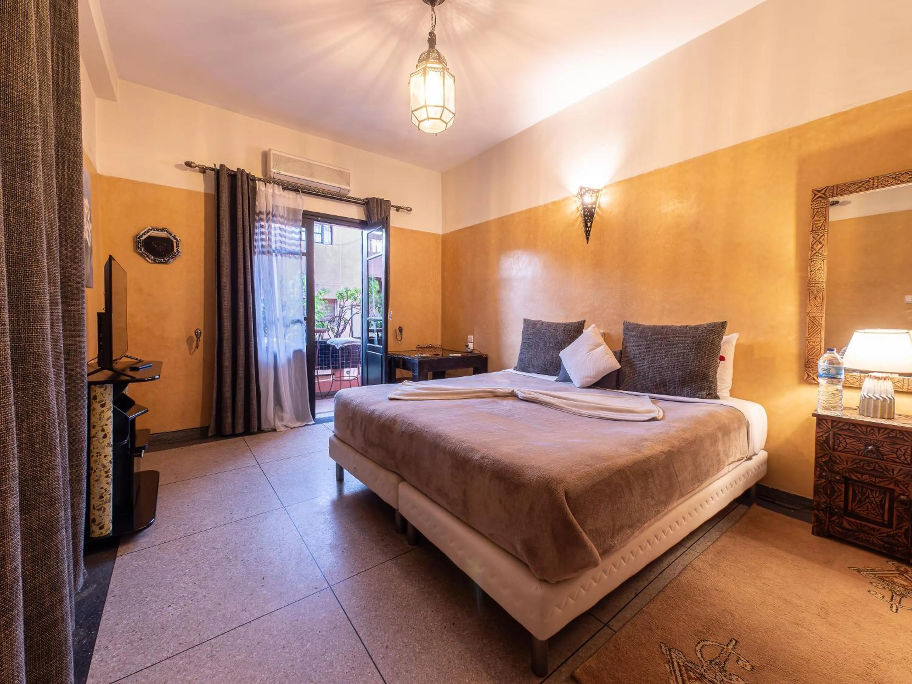 Bed in Villa Soraya Hammam & Jacuzzi