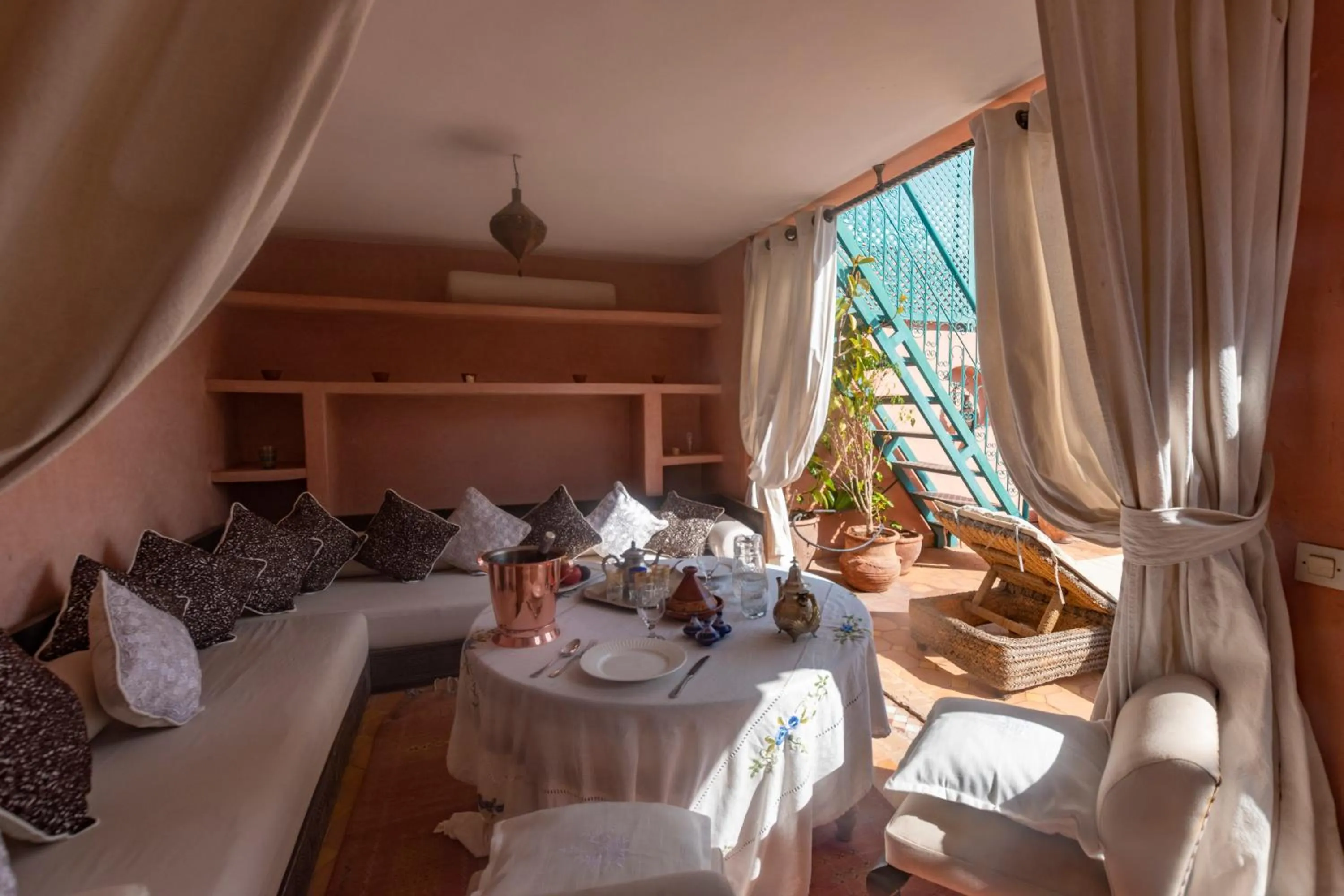 Restaurant/places to eat in Villa Soraya Hammam & Jacuzzi